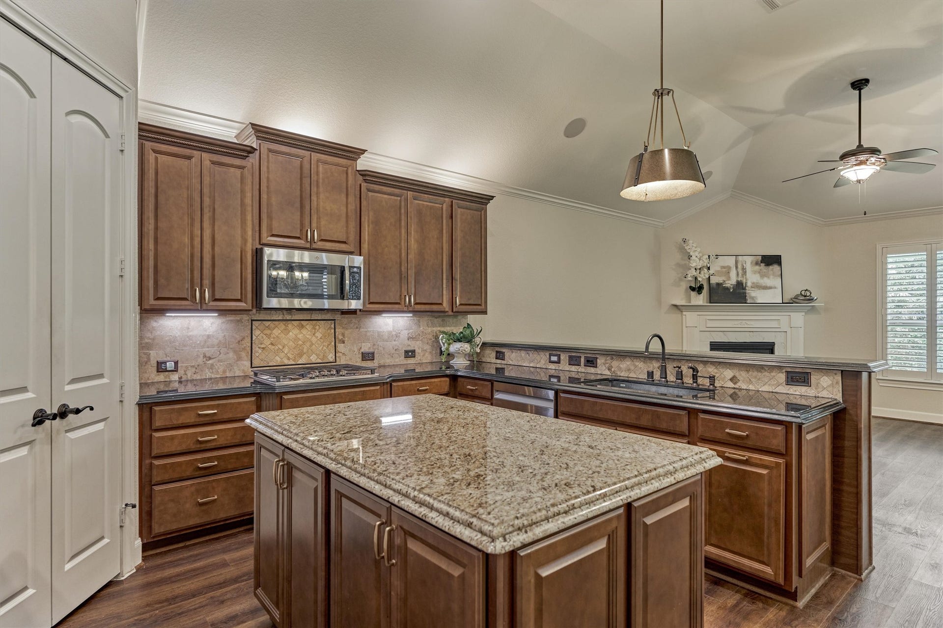 11 S Sandbells Park Lane, Montgomery, TX 77316 The center island offers additional prep space and a beautiful granite color that adds contrast to the kitchen.