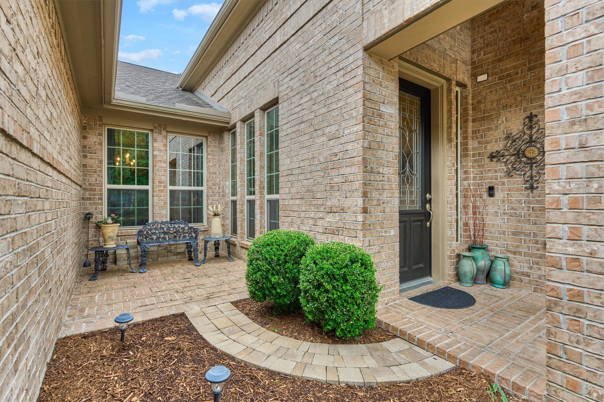 11 S Sandbells Park Lane, Montgomery, TX 77316 Charming courtyard - ideal for morning coffee or pure aesthetics from all angles!
