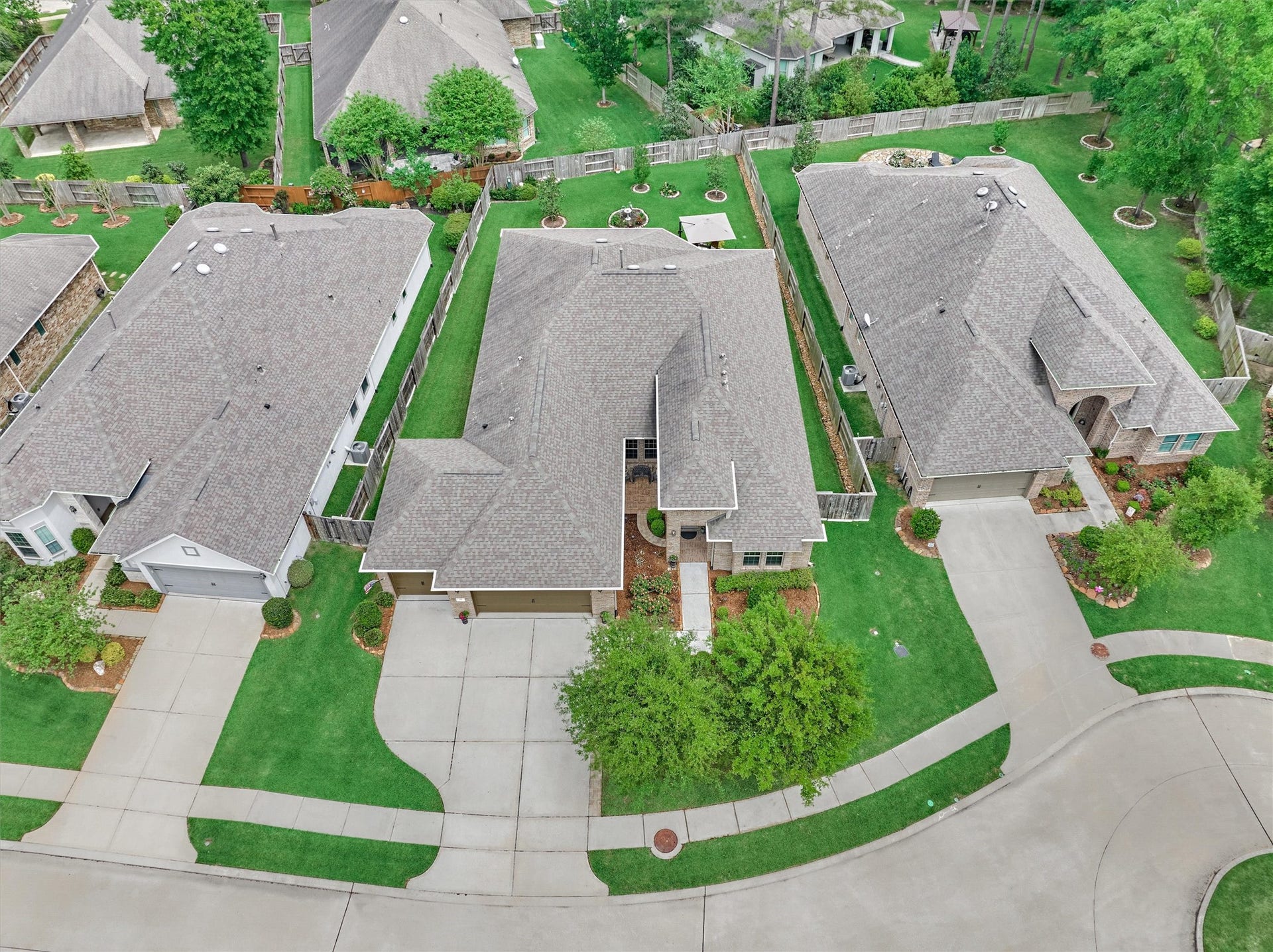 11 S Sandbells Park Lane, Montgomery, TX 77316 One-of-a-kind lock & leave beauty with numerous upgrades throughout!