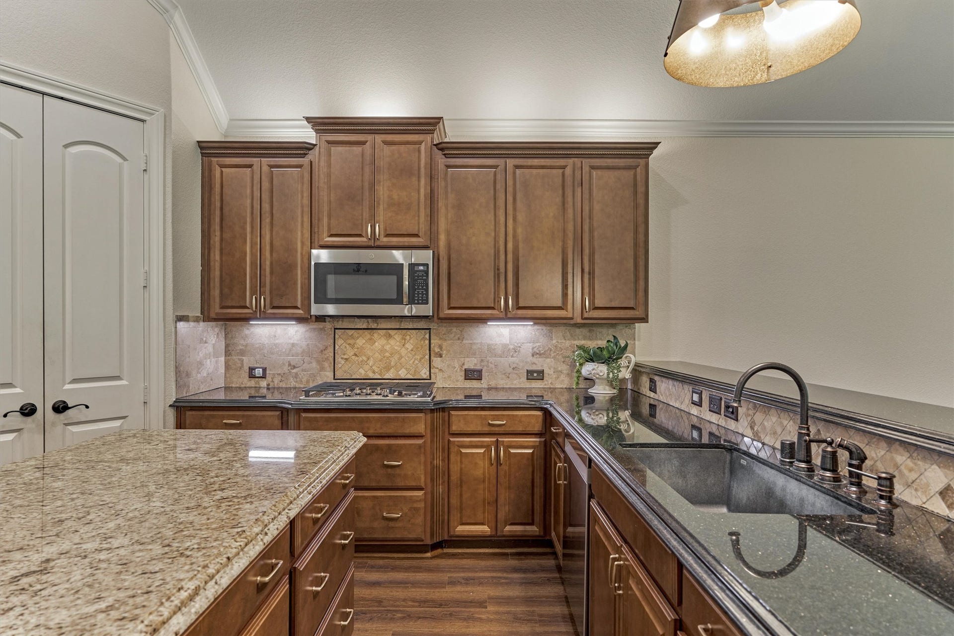 11 S Sandbells Park Lane, Montgomery, TX 77316 Stainless steel appliances and plenty of storage space + a walk-in pantry!