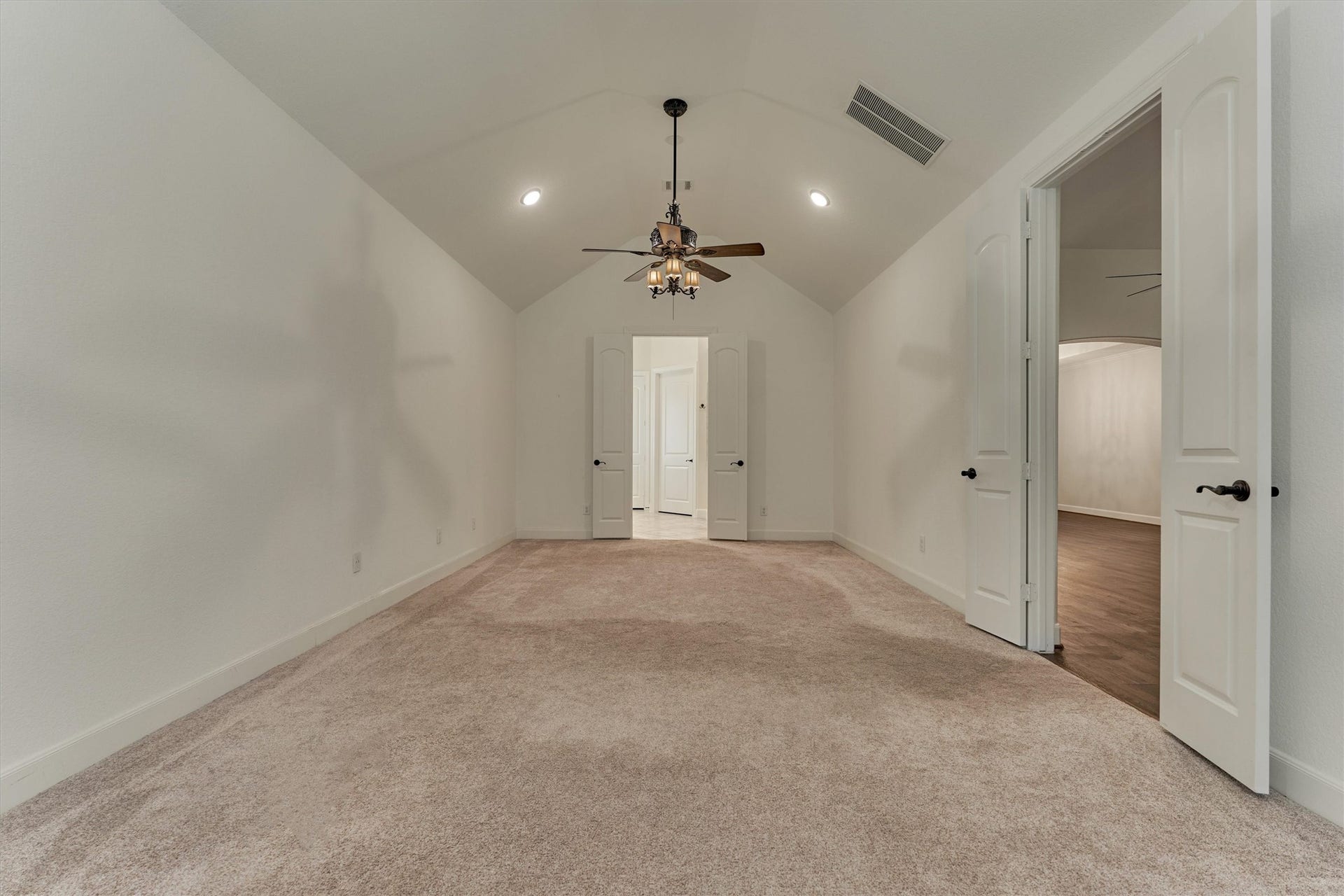 11 S Sandbells Park Lane, Montgomery, TX 77316 It's incredible to see the amount of space you have in this owner's retreat with extended space!