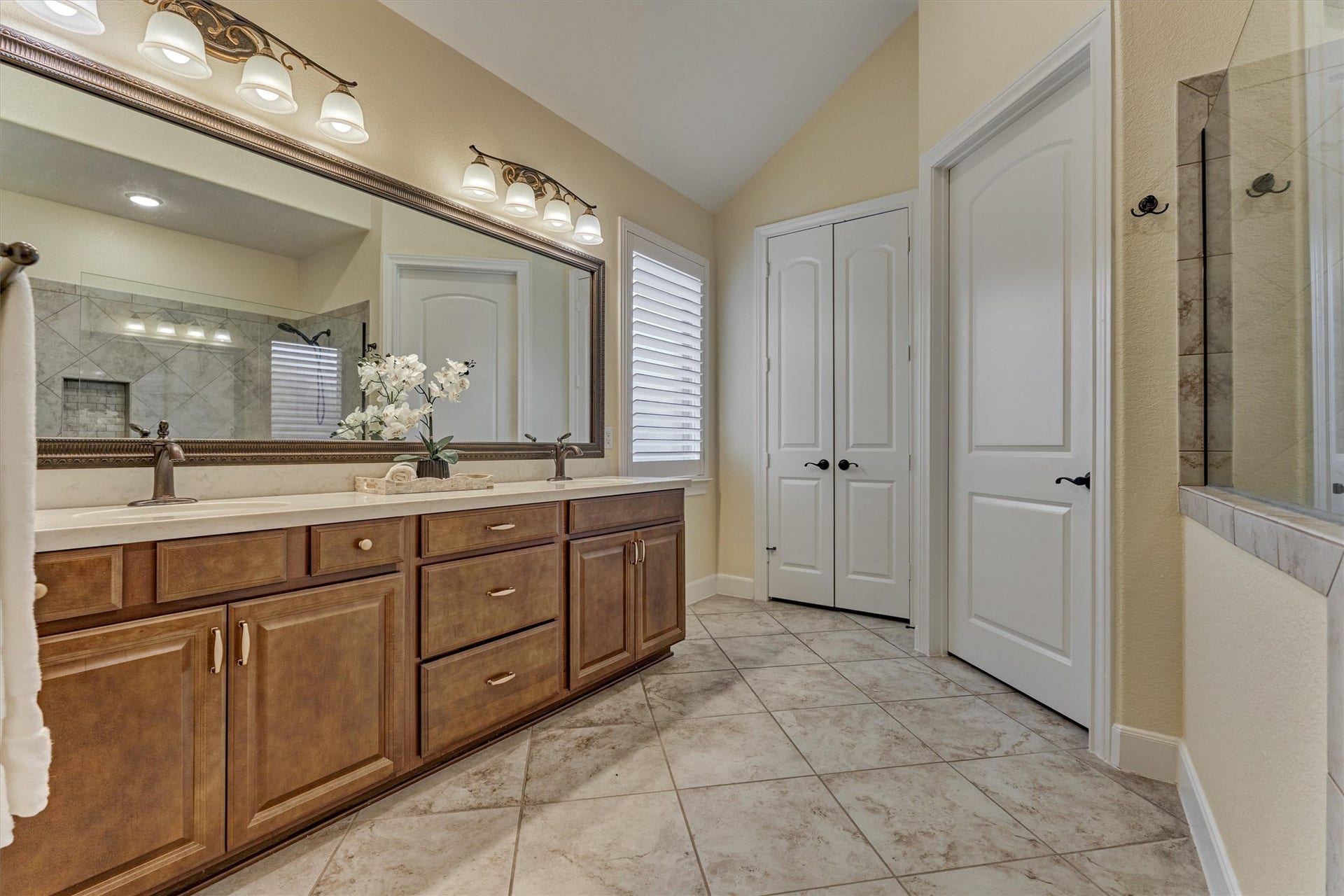 11 S Sandbells Park Lane, Montgomery, TX 77316 Spa-like primary bathroom has been immaculately maintained!