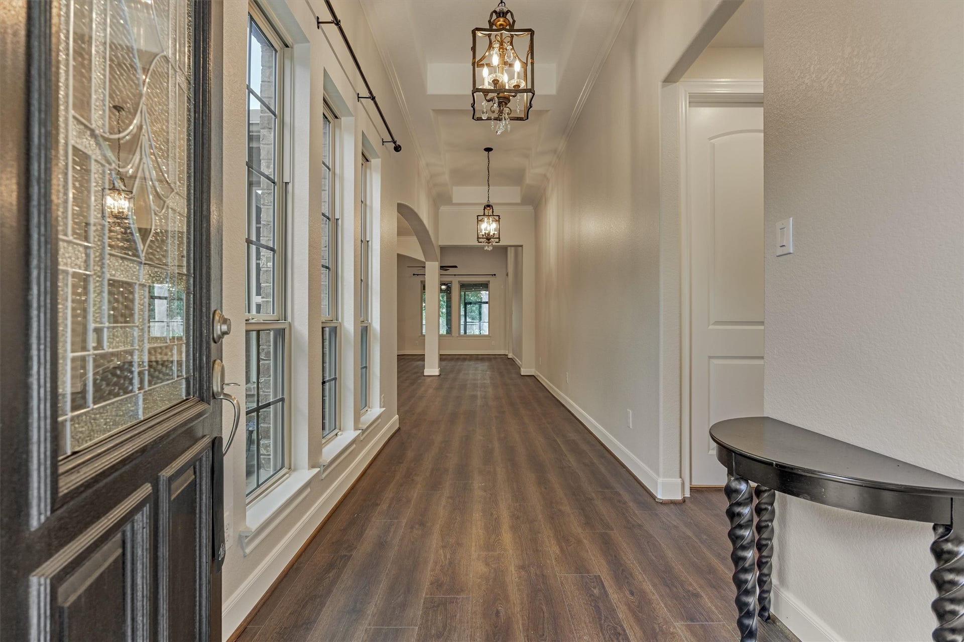 11 S Sandbells Park Lane, Montgomery, TX 77316 Step inside to an immaculately maintained interior with continuous vinyl plank flooring and high ceilings throughout.