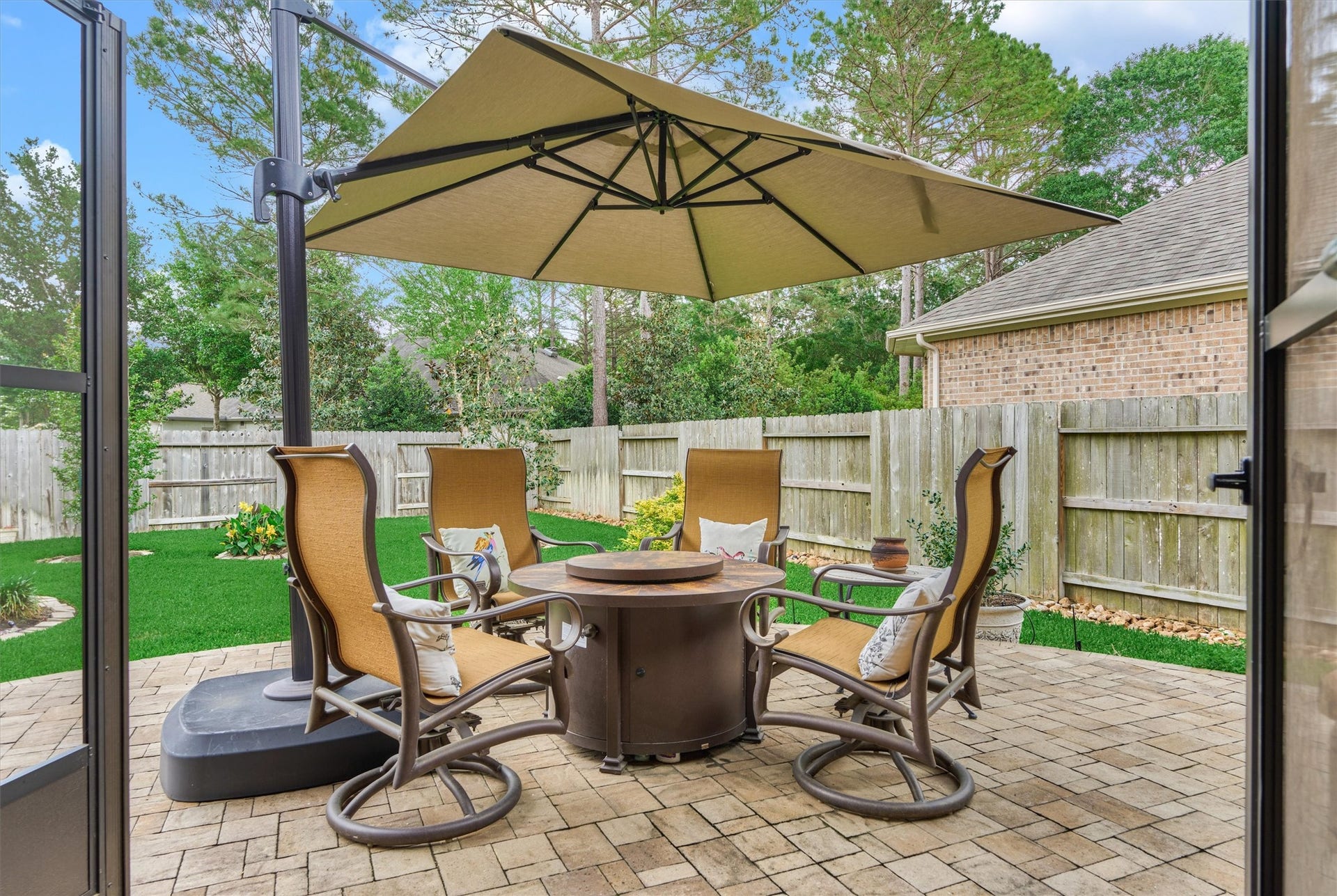 11 S Sandbells Park Lane, Montgomery, TX 77316 Step outside to the custom pavestone patio. Note: the umbrella is negotiable!