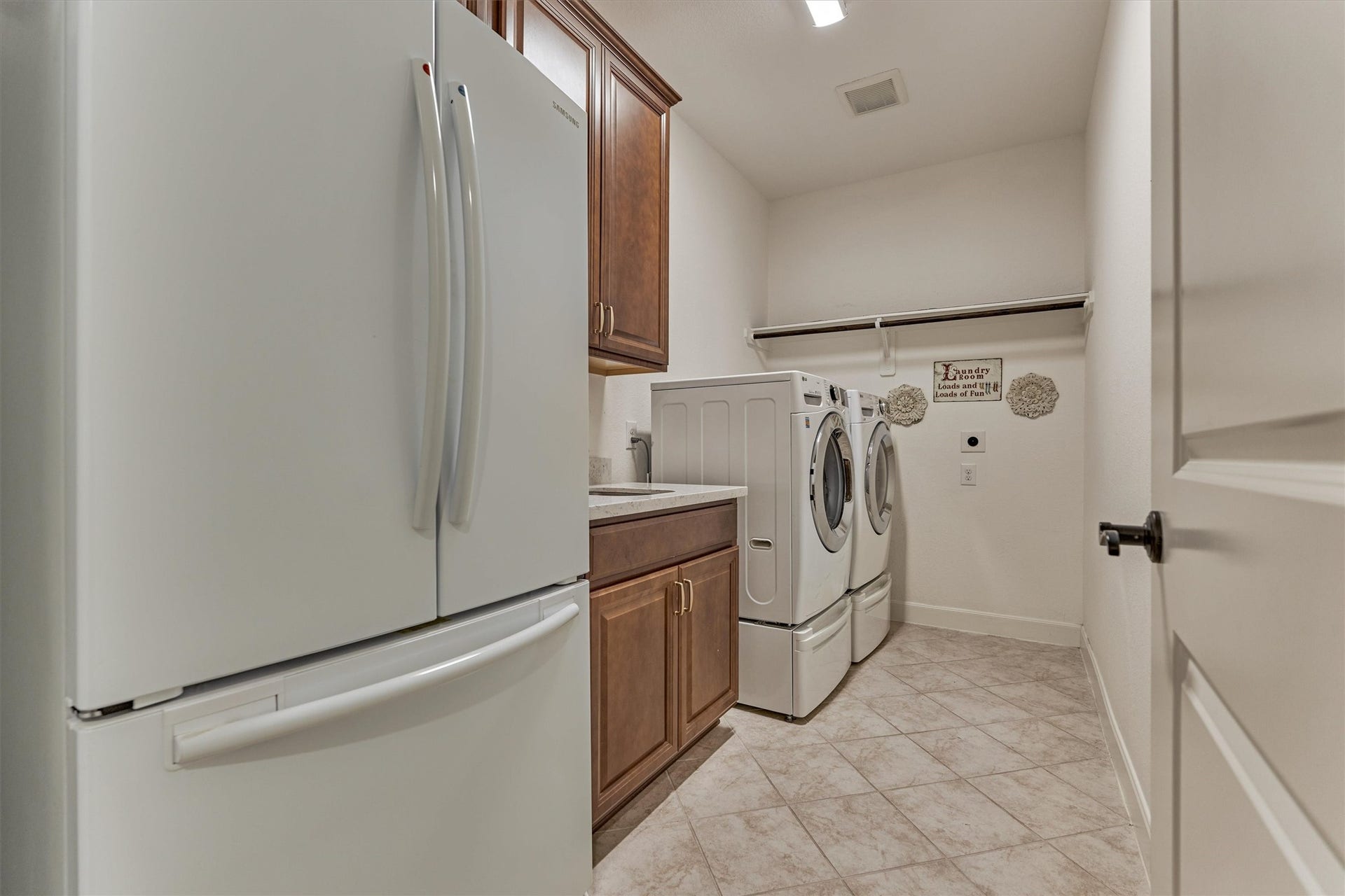 11 S Sandbells Park Lane, Montgomery, TX 77316 What an incredible utility room with a sink and awesome storage capacity.