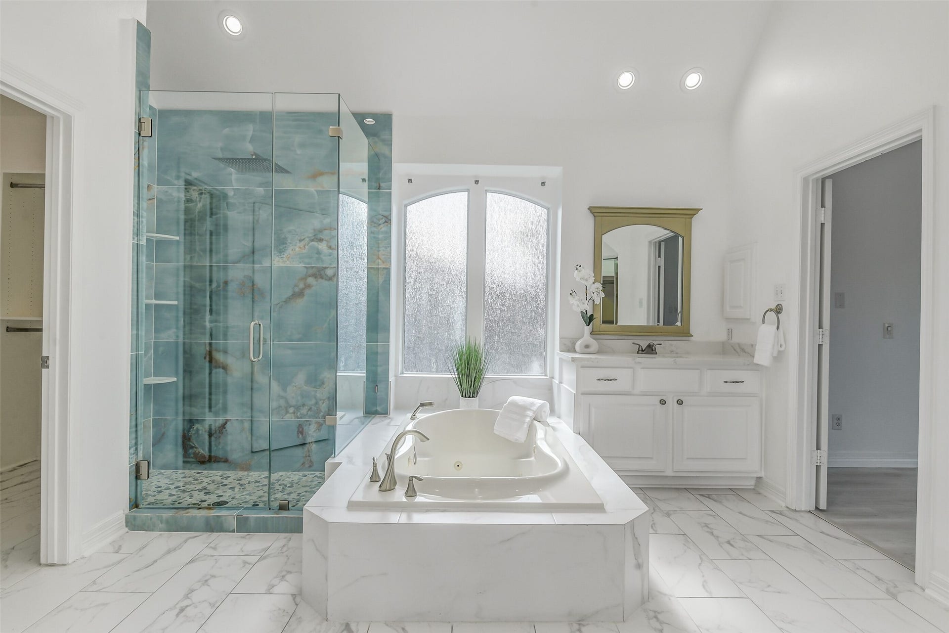 21018 W Farwood Terrace, Cypress, TX 77433 Floor to Ceiling shower tile, large jet tub.