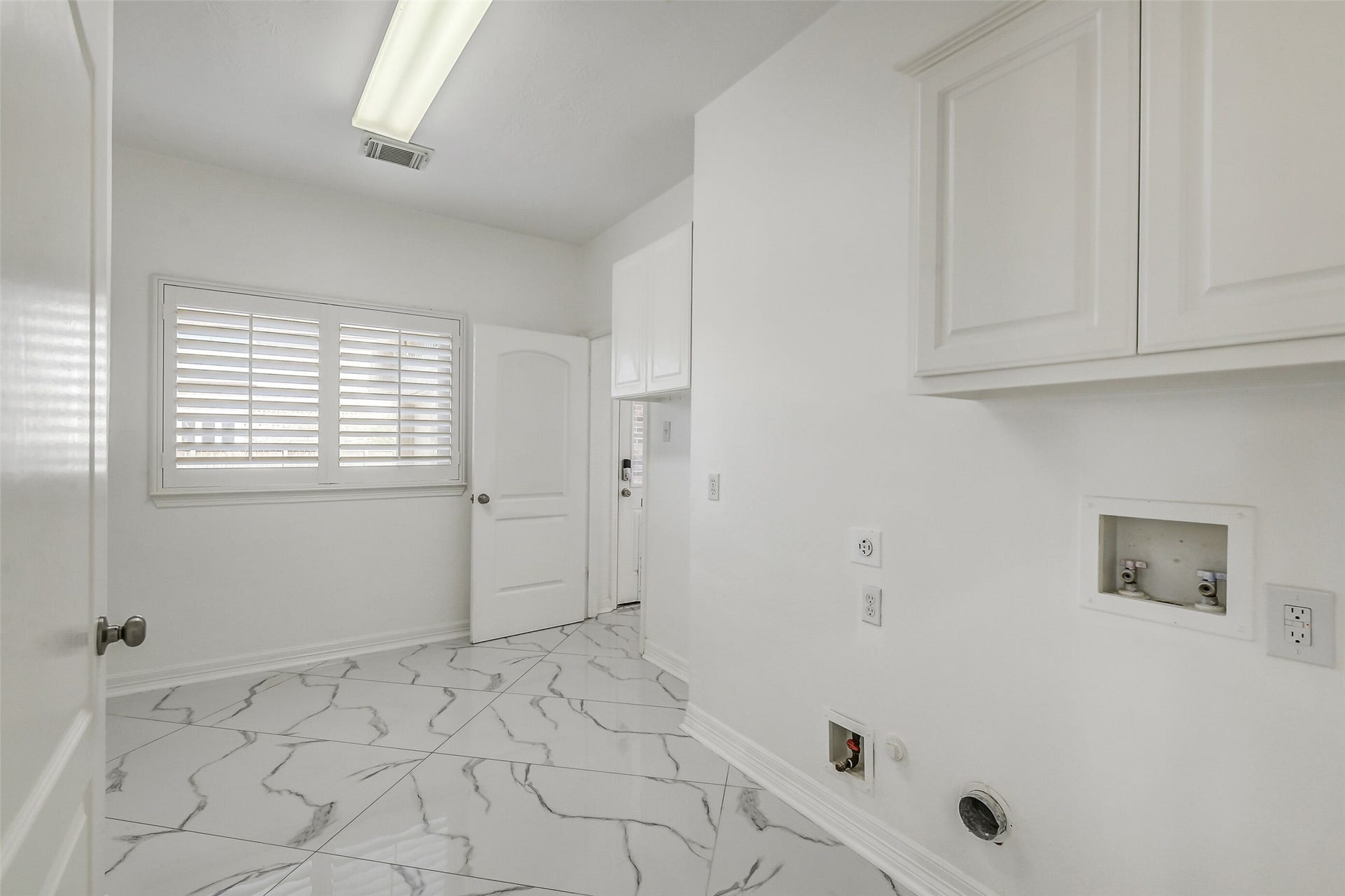 21018 W Farwood Terrace, Cypress, TX 77433 Large laundry room with access to the car port and smaller garage thru side door.