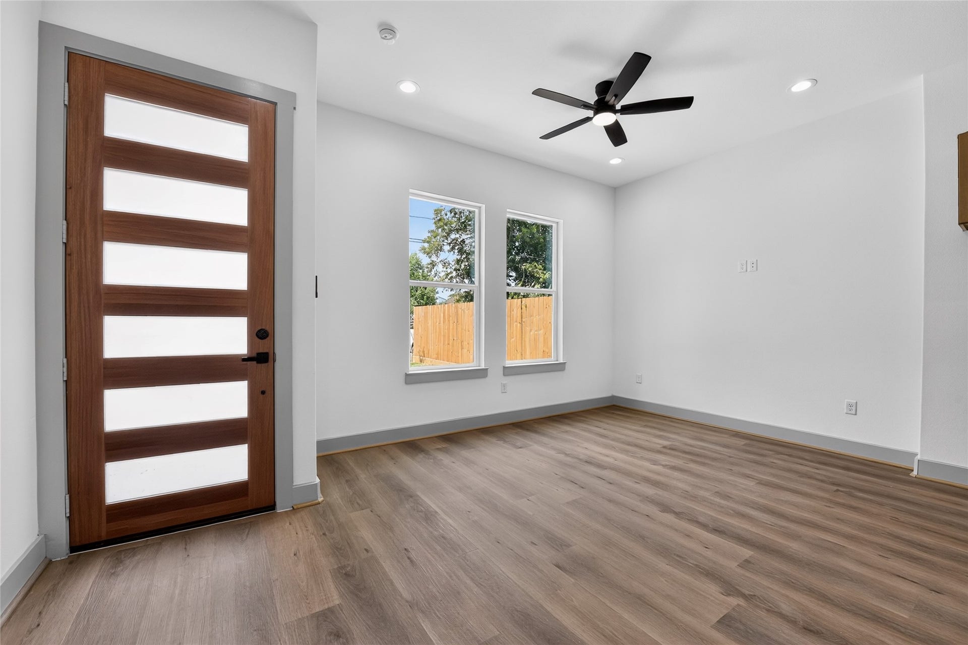 6815 Stearns Street, Houston, TX 77021 A bold entry opens directly into the heart of the home. clean lines, excellent light, and immediate warmth.