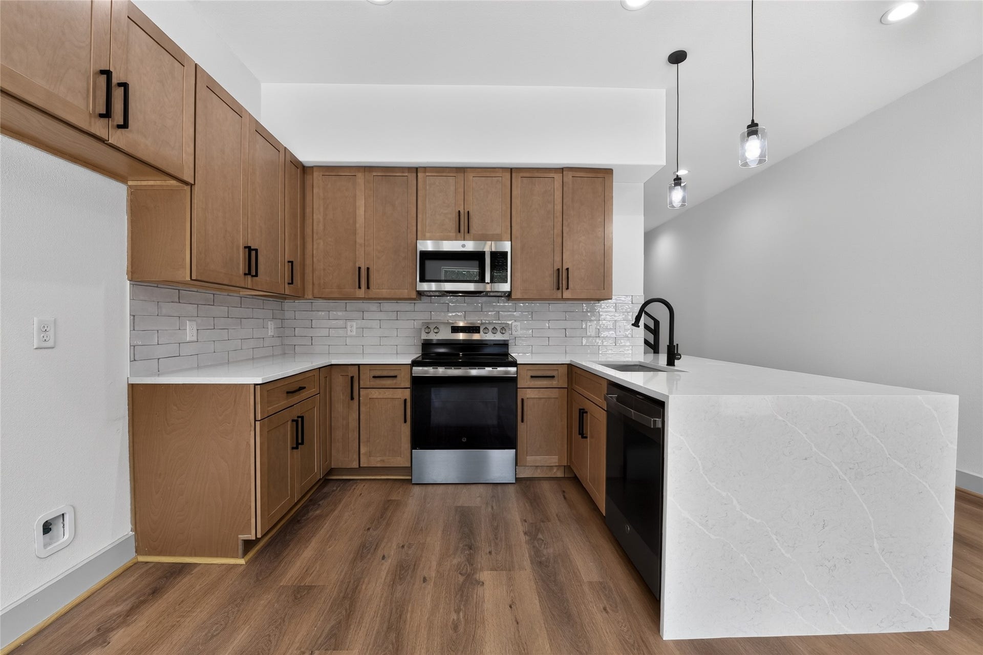 6815 Stearns Street, Houston, TX 77021 An open-concept masterpiece where beautiful cabinetry, integrated stainless steel appliances, and fluid design redefine the heart of the home.