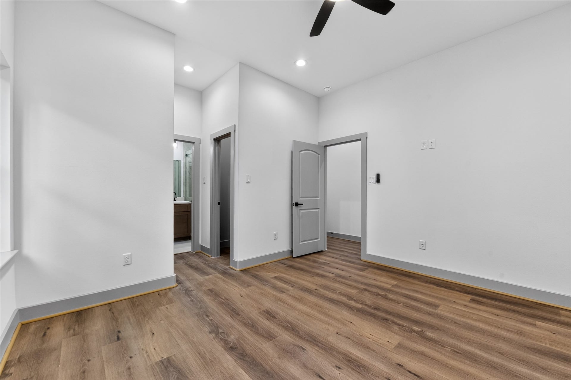 6815 Stearns Street, Houston, TX 77021 A first-floor primary suite connected to an ensuite bath and a walk-in closet that balances effortless daily routine with secluded luxury.