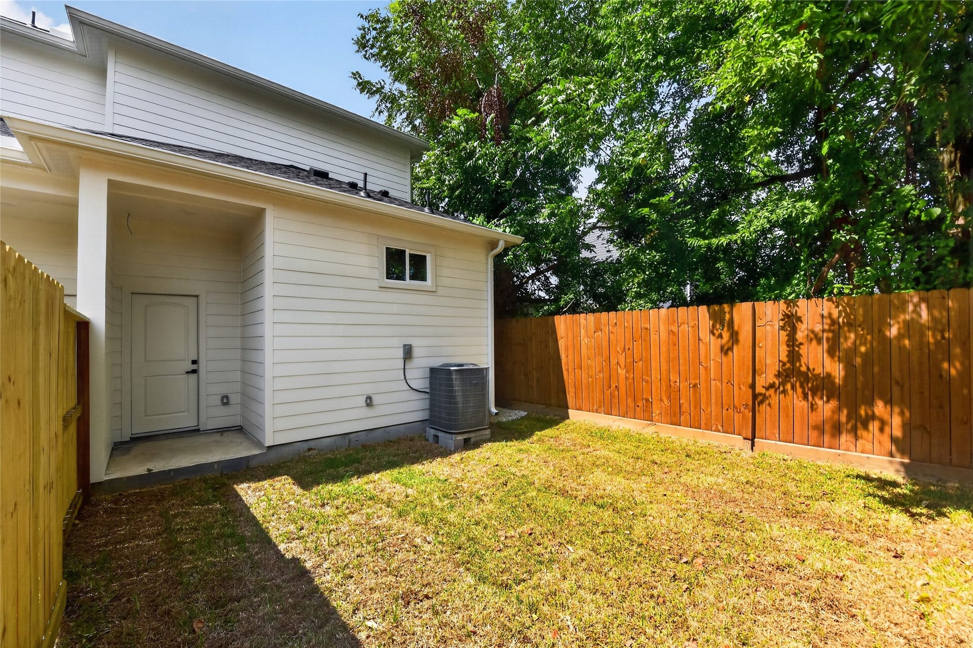 6815 Stearns Street, Houston, TX 77021 Private space for both sides. Every unit boasts a generous, individually fenced backyarda standout perk for tenants and owner-occupants alike.