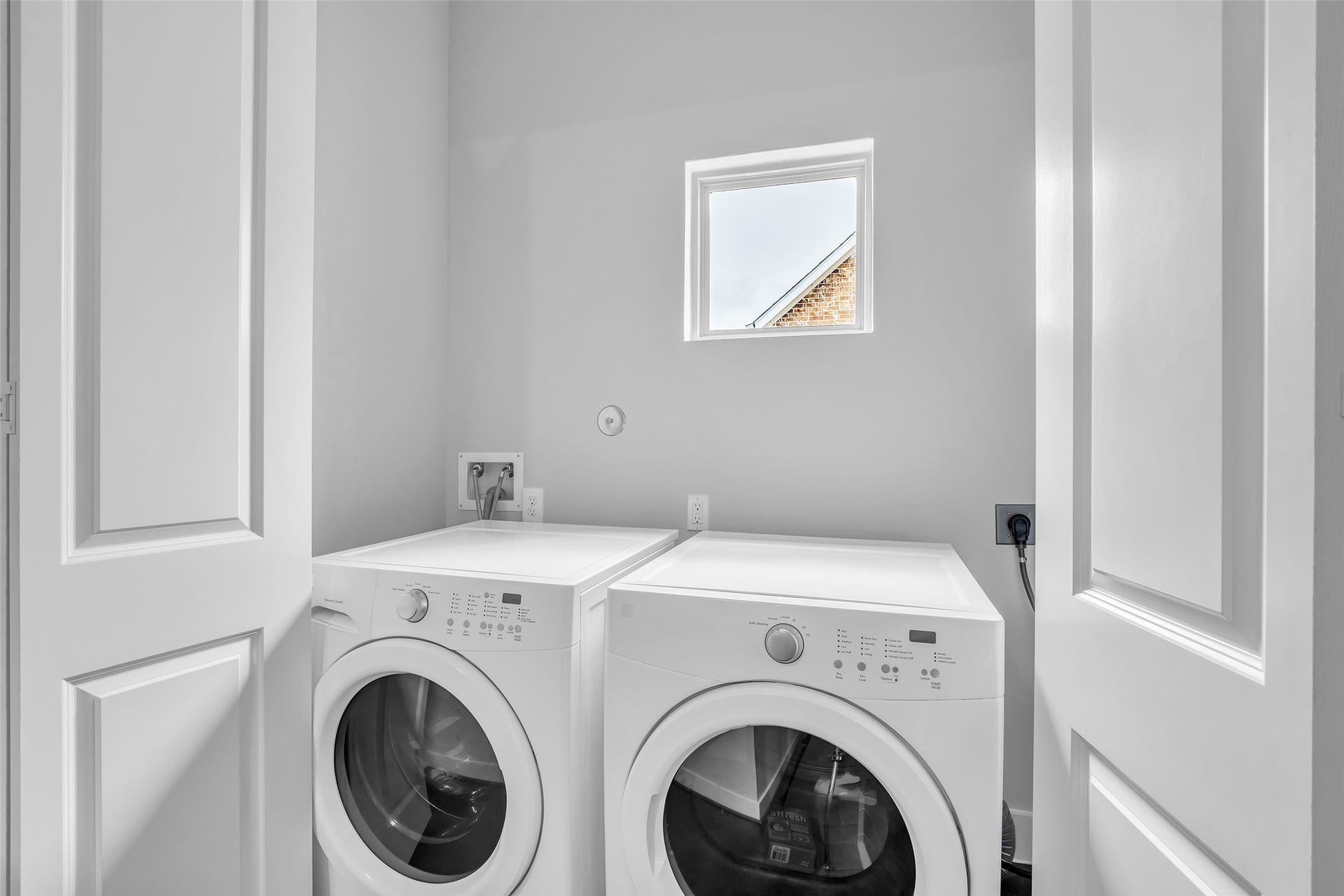 3309 Jefferson Street, #C, Houston, TX 77003 Third-floor laundry area equipped with both electric and gas dryer connections, providing a practical and convenient space for household laundry needs.