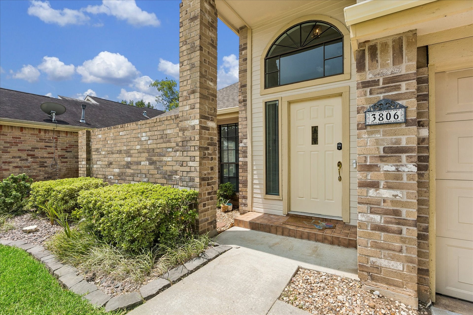 3806 Crystal Falls Drive, Missouri City, TX 77459 Welcome to 3806 Crystal Falls Dr.!