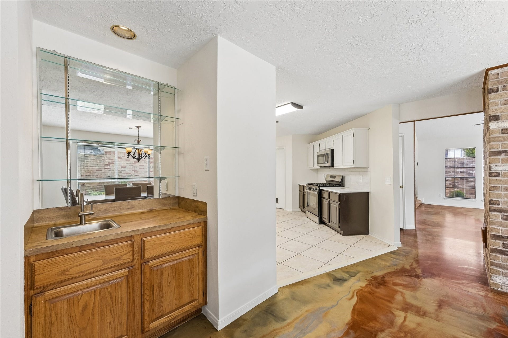 3806 Crystal Falls Drive, Missouri City, TX 77459 Built-in wet bar with glass shelving adds convenient functionality for entertaining.