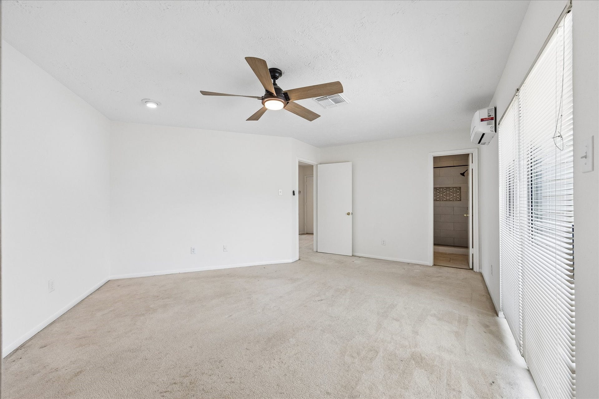 3806 Crystal Falls Drive, Missouri City, TX 77459 Generously sized upstairs primary suite with abundant natural light, ensuite bath access, and plenty of room for a complete bedroom arrangement.