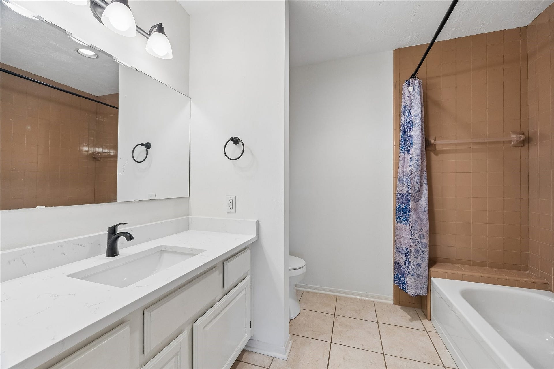 3806 Crystal Falls Drive, Missouri City, TX 77459 Updated vanity and countertop bring a fresh touch to this secondary full bath.