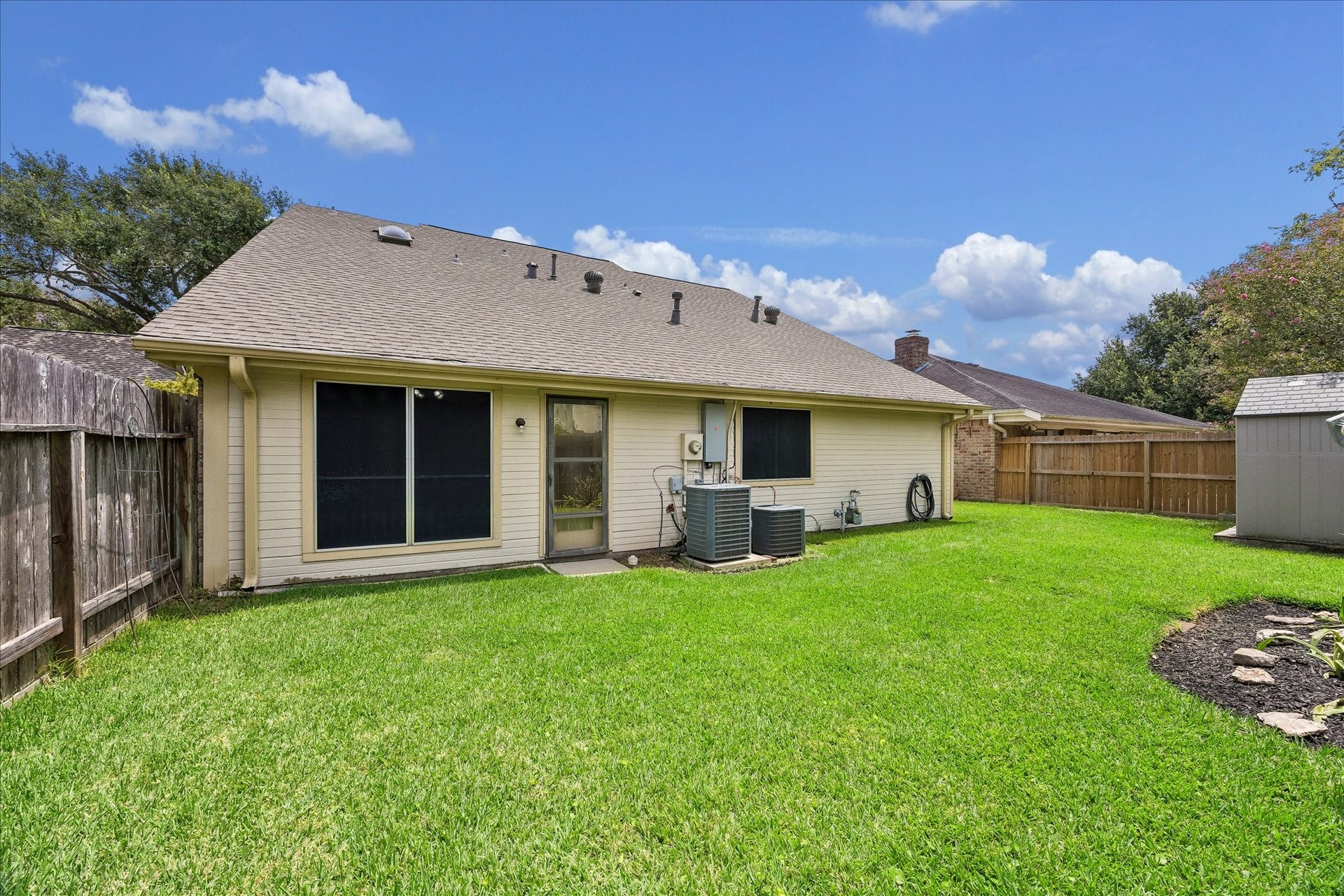 3806 Crystal Falls Drive, Missouri City, TX 77459 Spacious fenced backyard offers plenty of green space for outdoor living and entertaining.