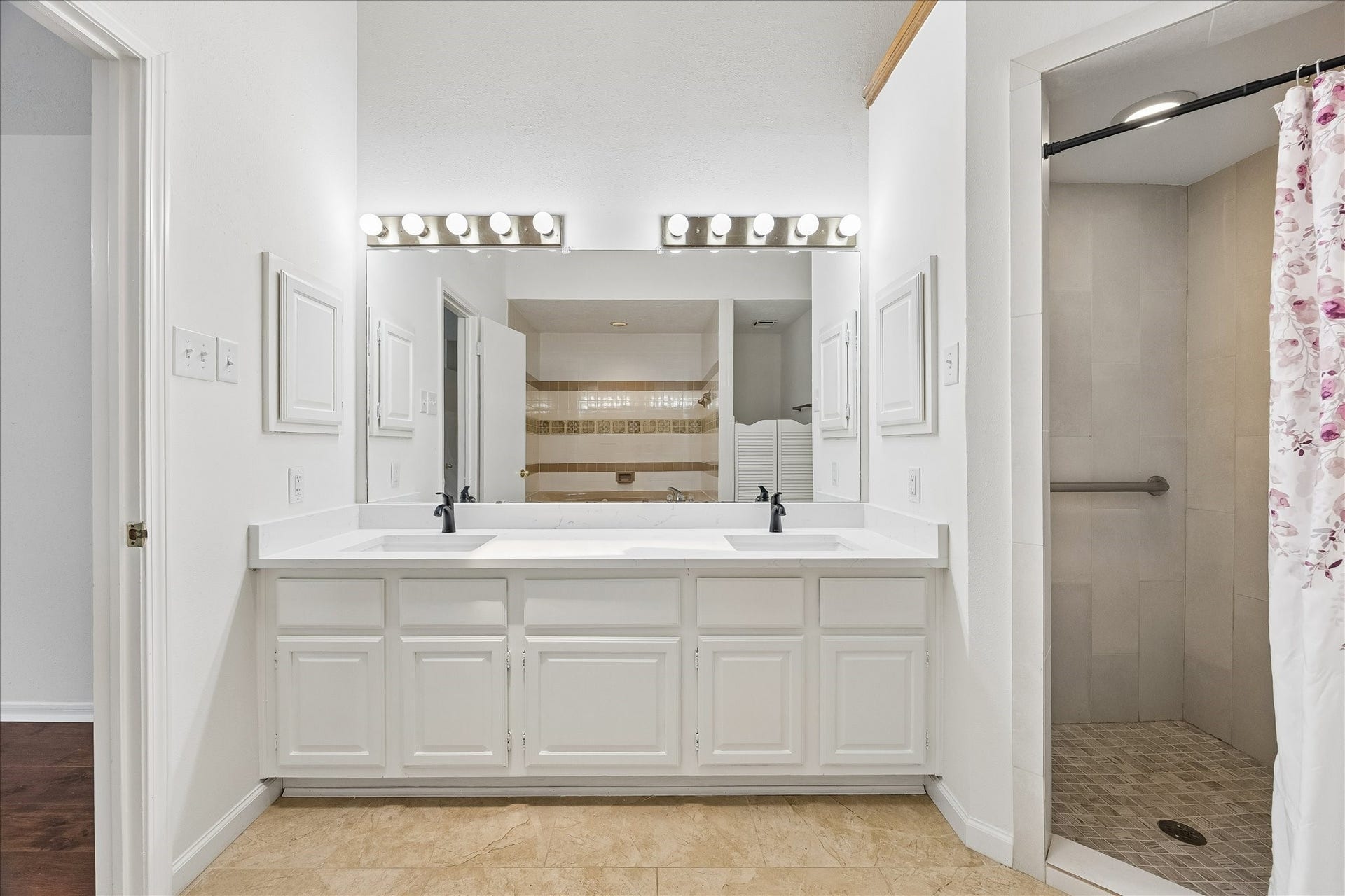 3806 Crystal Falls Drive, Missouri City, TX 77459 Dual sinks and an oversized walk-in shower offer added convenience in the primary bath.