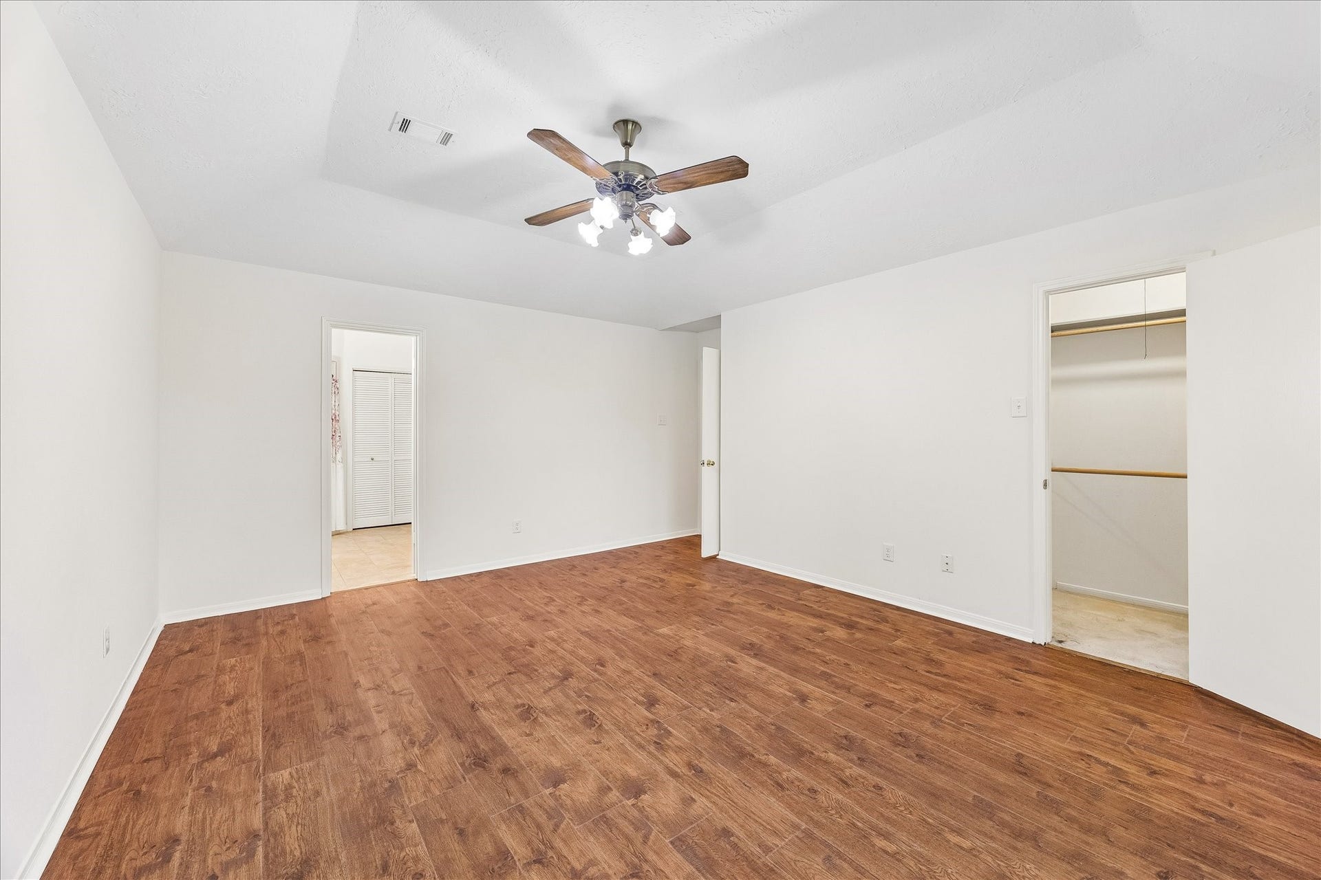 3806 Crystal Falls Drive, Missouri City, TX 77459 Alternate view of the downstairs primary showcasing the generous room dimensions and convenient access to the ensuite bath and closet.