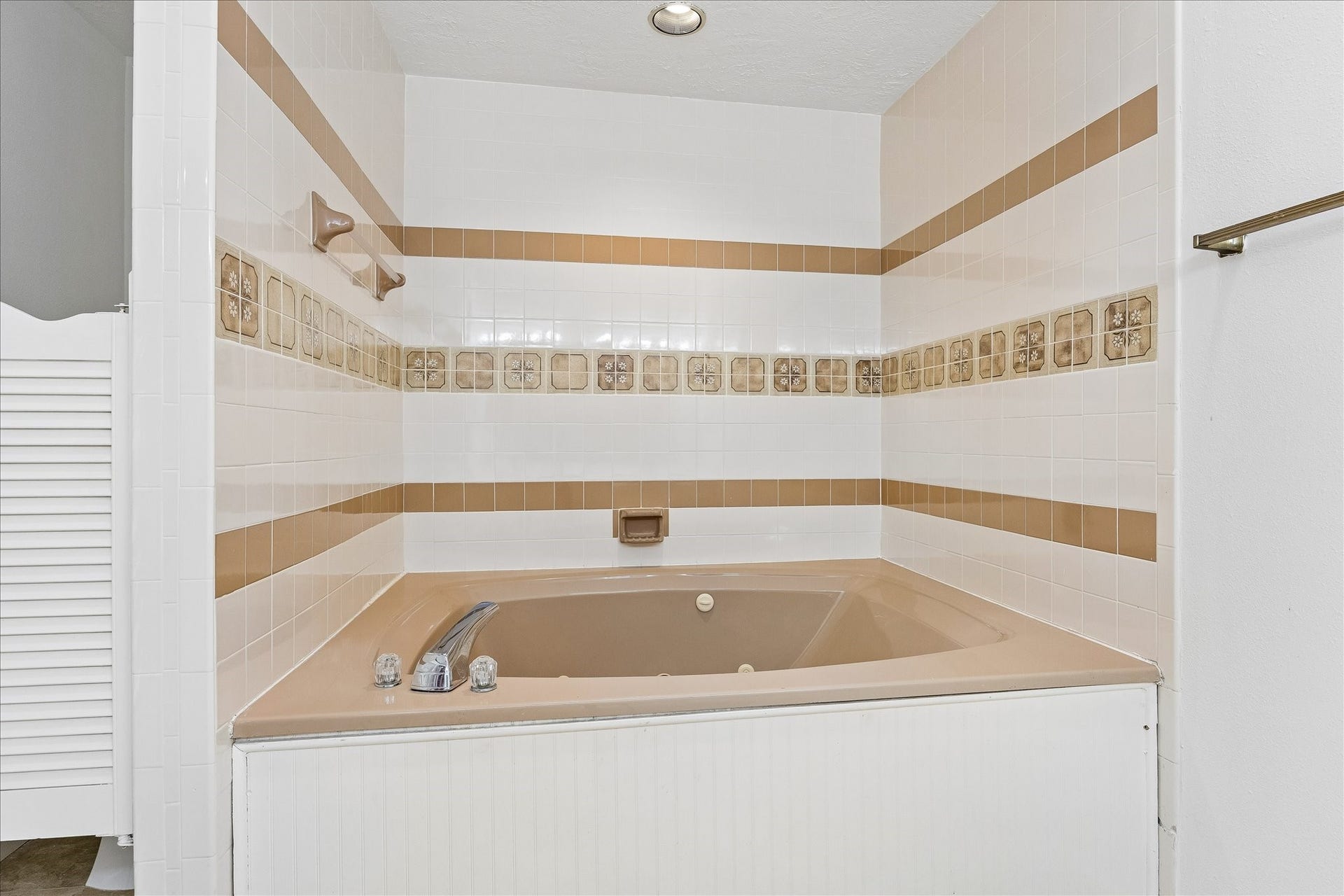3806 Crystal Falls Drive, Missouri City, TX 77459 Oversized jetted soaking tub offers a relaxing retreat within the spacious primary bath.