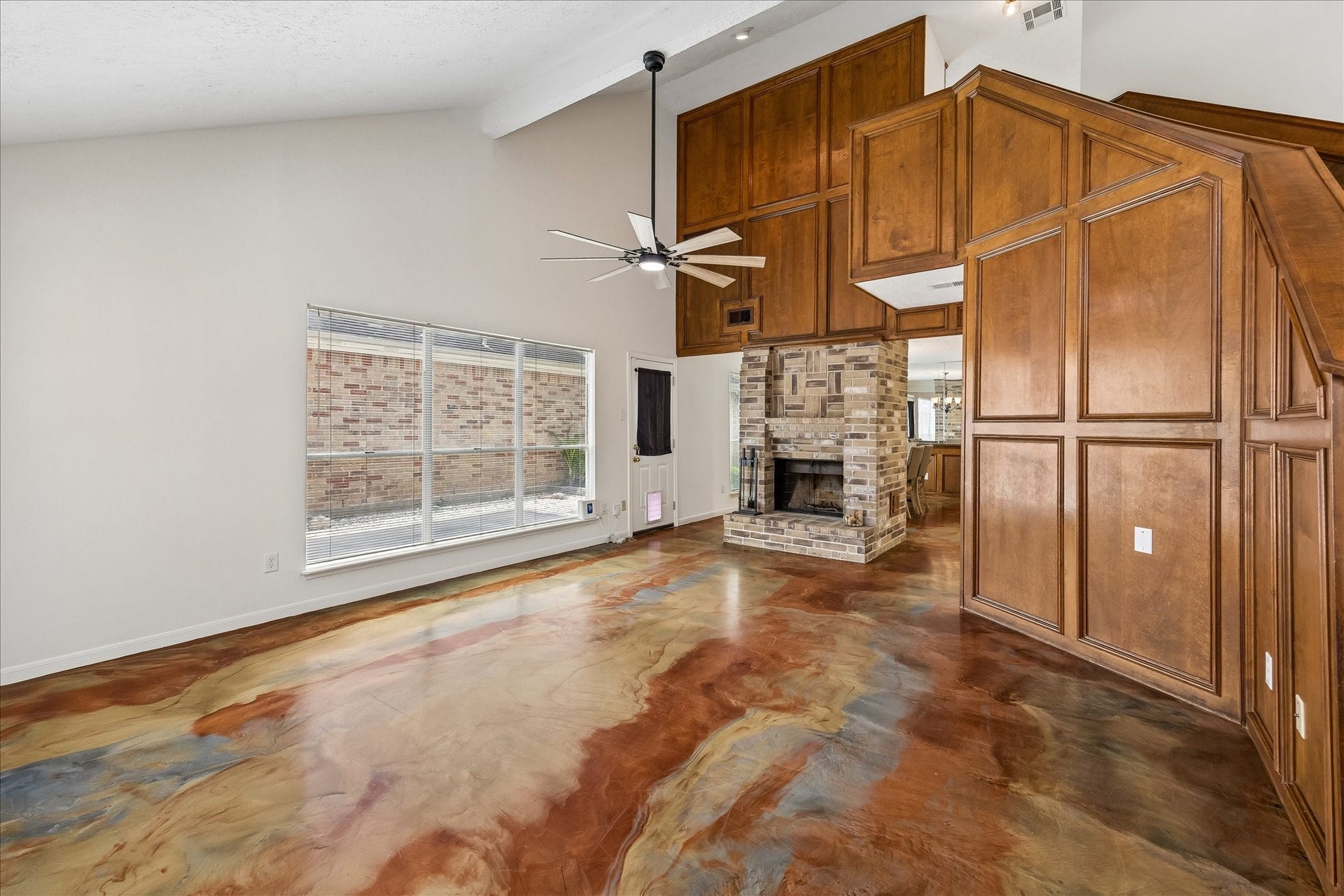 3806 Crystal Falls Drive, Missouri City, TX 77459 Soaring ceilings and expansive windows create an airy, light-filled setting centered around the fireplace.