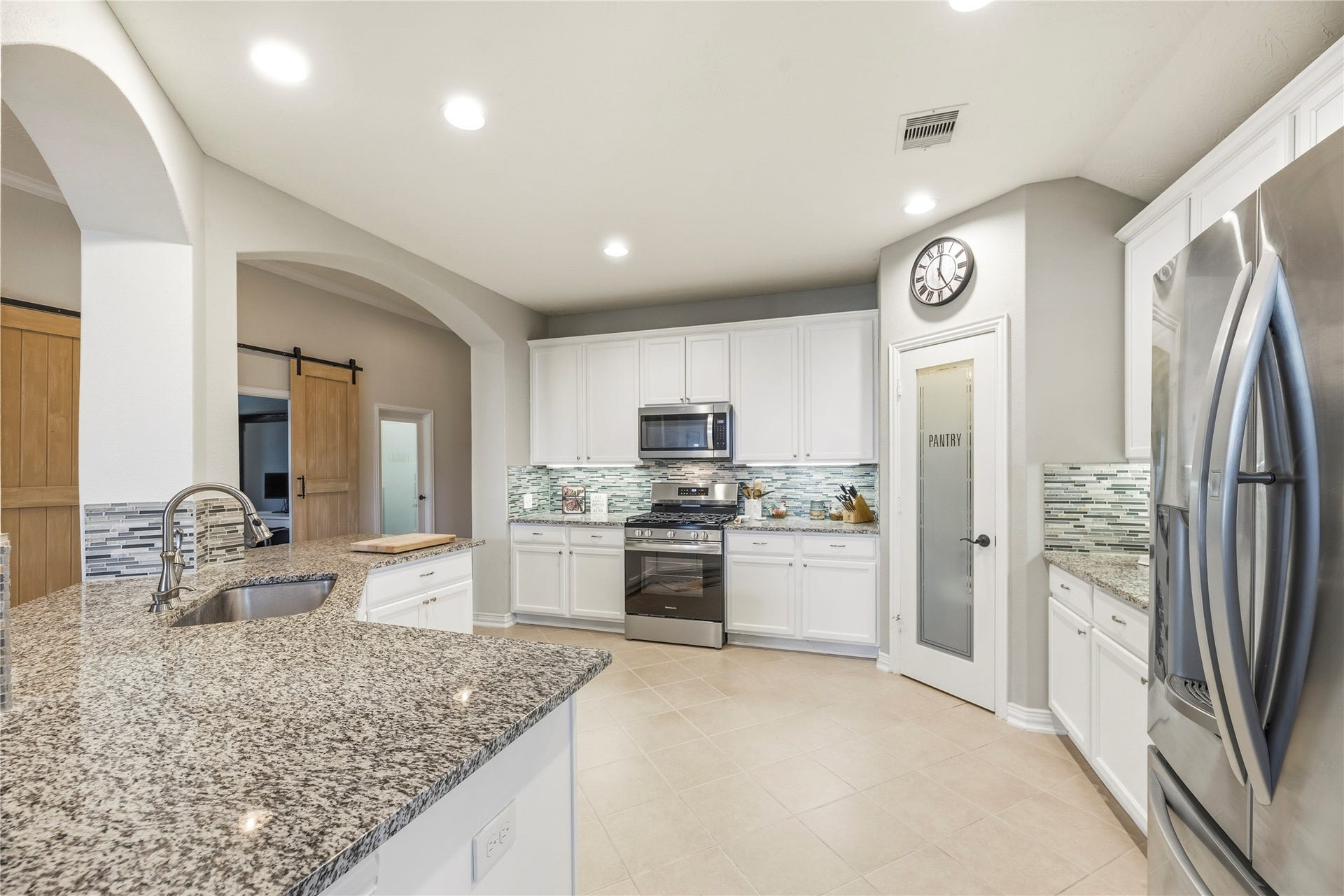 16014 Mark Crest Drive, Hockley, TX 77447 Plenty of prep and storage space.