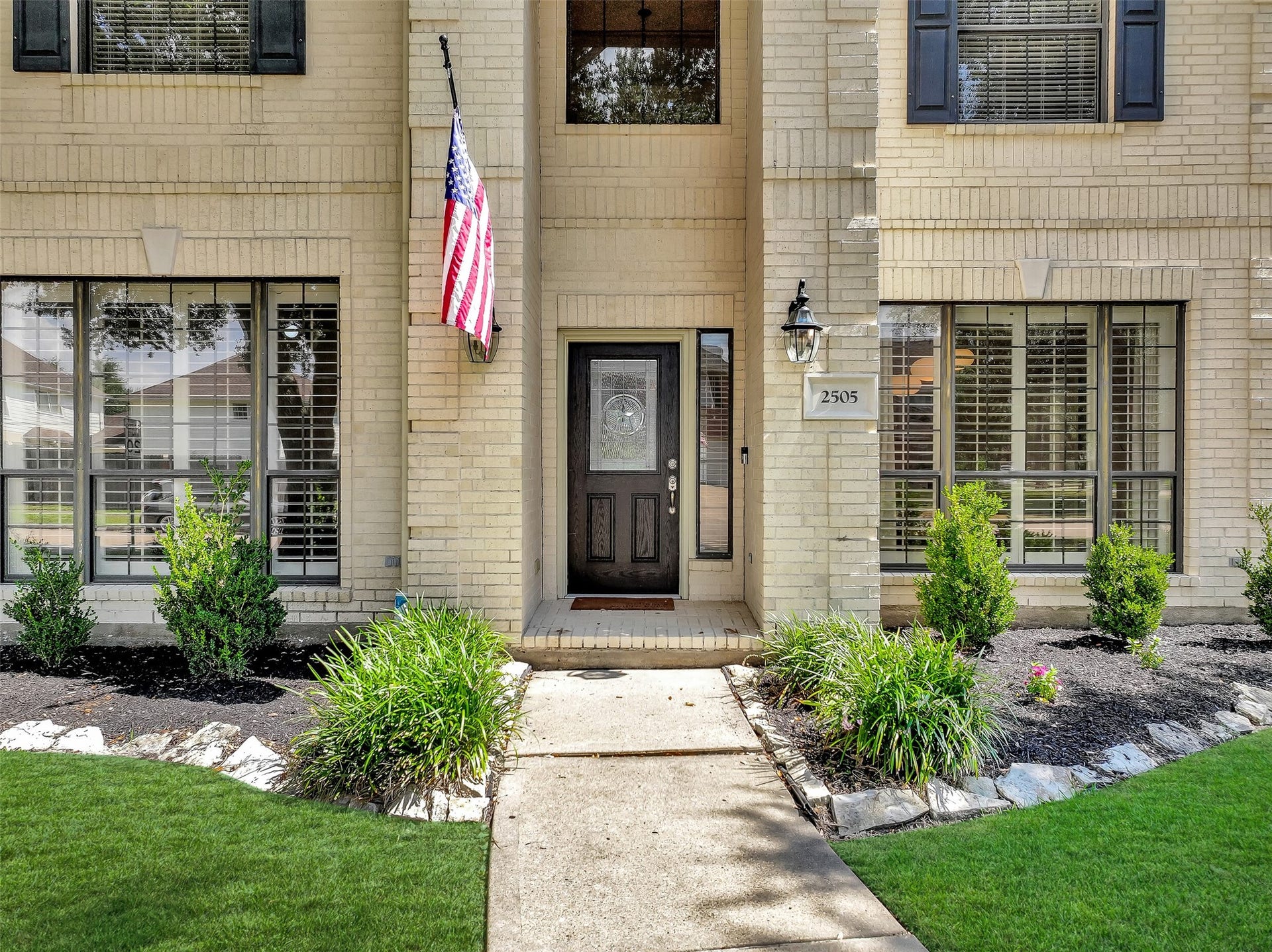 2505 Sarasota Drive, Friendswood, TX 77546 Follow the walkway to the welcoming covered entry, framed by fresh landscaping & classic painted brick. The glass-accented front door with coordinating sidelight opens to a soaring 2-story foyer, offering a bright and inviting introduction to the home.