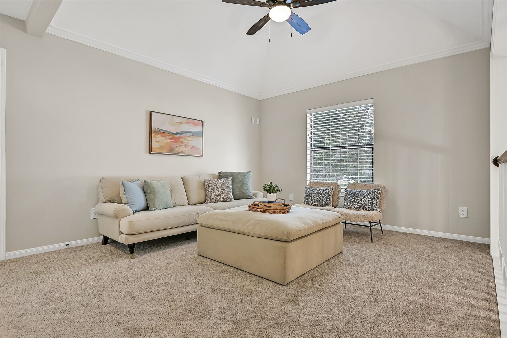 2505 Sarasota Drive, Friendswood, TX 77546 At the top of the stairs, a generous gameroom provides valuable additional living space for movies, games or relaxing. A tray ceiling with crown molding, ceiling fan and open overlook to the 2-story foyer add architectural interest.