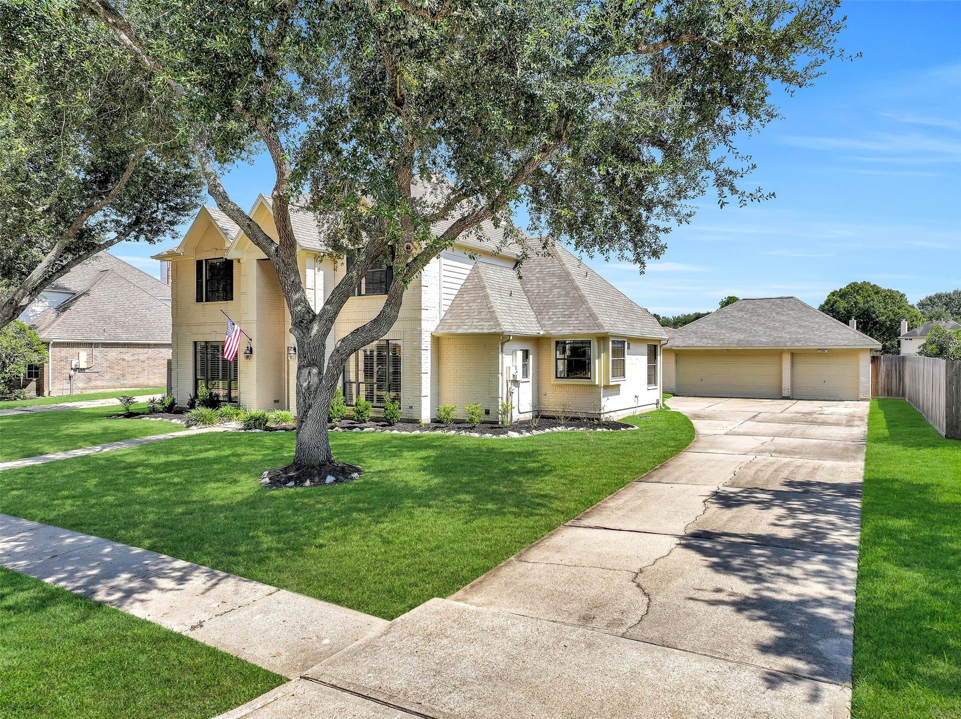 2505 Sarasota Drive, Friendswood, TX 77546 A sweeping driveway leads to the detached 3-car garage, providing generous parking while preserving the homes attractive front elevation. Mature trees, established landscaping & a broad front lawn create a welcoming setting in the heart of Friendswood.