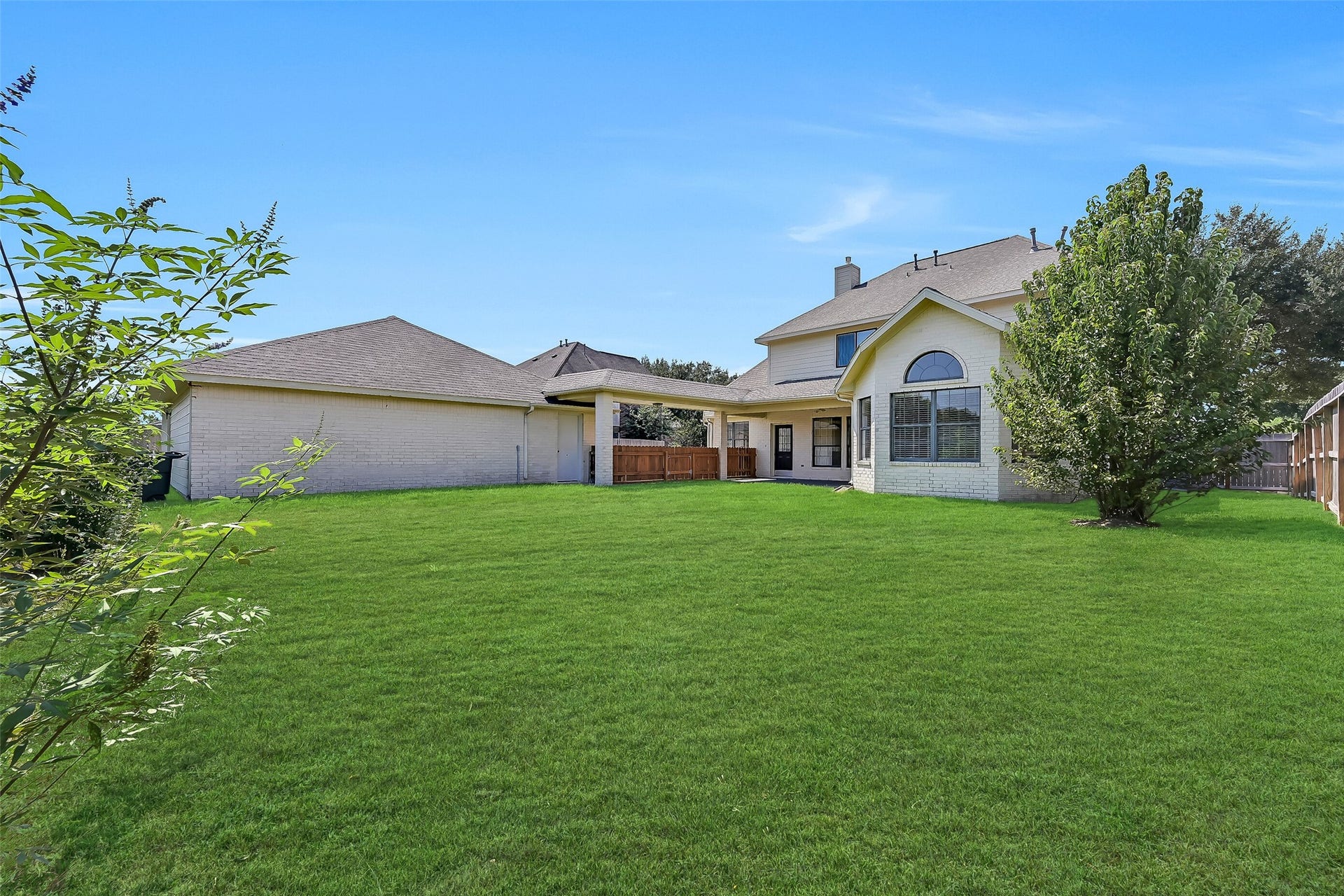 2505 Sarasota Drive, Friendswood, TX 77546 There is plenty of room to play, garden or create your own outdoor retreat in this expansive fenced backyard. The pool-sized lawn, mature landscaping and covered patio provide an excellent foundation for enjoying outdoor living.