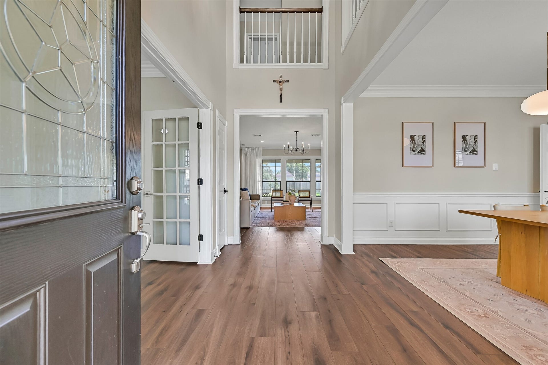 2505 Sarasota Drive, Friendswood, TX 77546 Step inside to a light-filled 2-story foyer with luxury vinyl plank flooring, neutral finishes, crown molding & an open staircase. Sightlines extend into the family room, while the formal dining room and private study are conveniently positioned just off the entry.