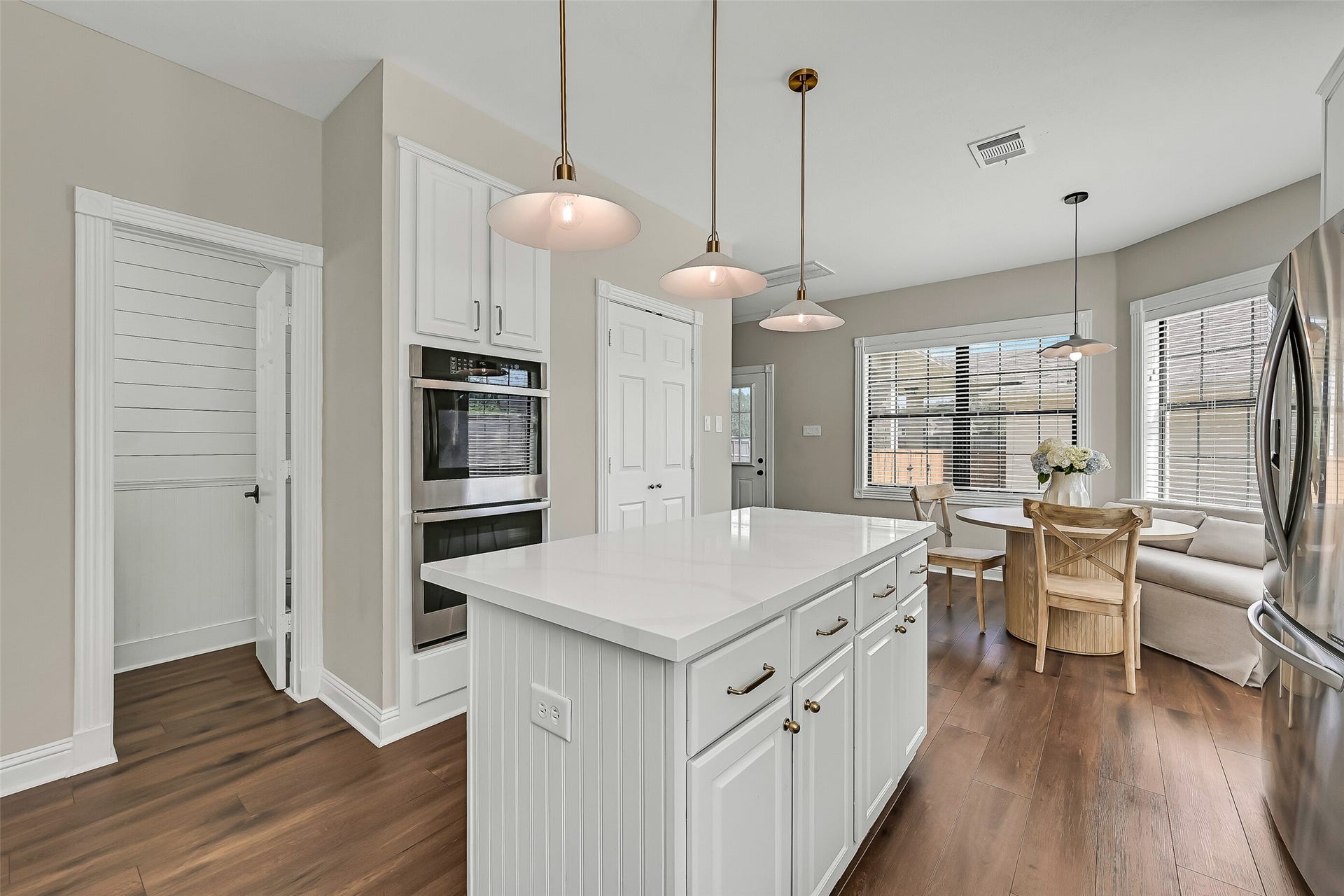 2505 Sarasota Drive, Friendswood, TX 77546 Designed with both style and function in mind, the kitchen boasts stainless steel appliances, double ovens, a gas cooktop with vent hood, quartzite countertops and extensive soft-close cabinetry. A window above the sink brings even more natural light into the space.
