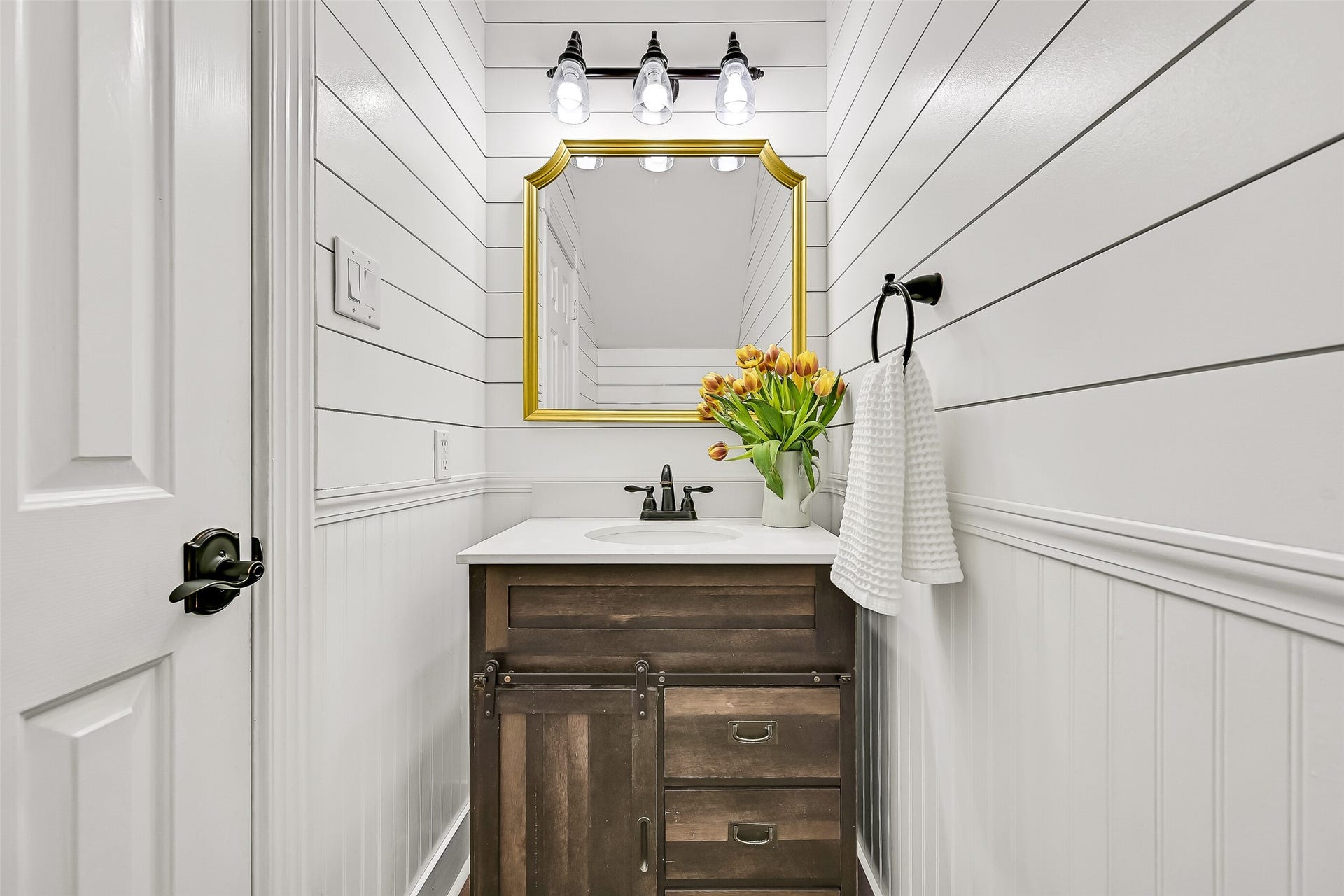 2505 Sarasota Drive, Friendswood, TX 77546 Conveniently located downstairs, the stylish powder bath features a pedestal sink, decorative mirror and charming wall detailing. Its convenient location serves guests without requiring access to any of the homes private bedroom spaces.