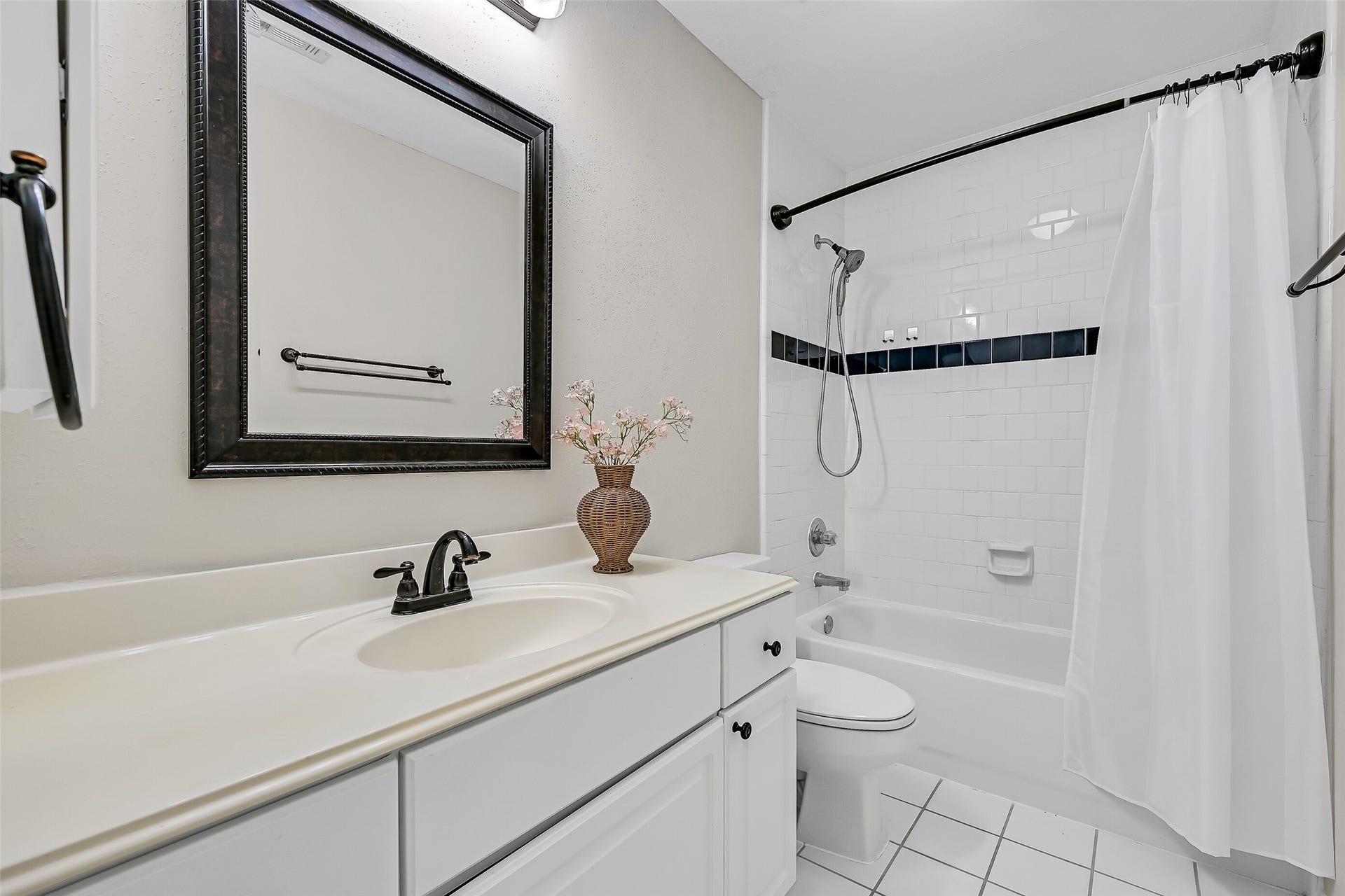2505 Sarasota Drive, Friendswood, TX 77546 A second full upstairs bathroom serves the secondary bedrooms and gameroom. Neutral finishes, generous vanity storage and a tub/shower combination complete the practical second-floor layout.