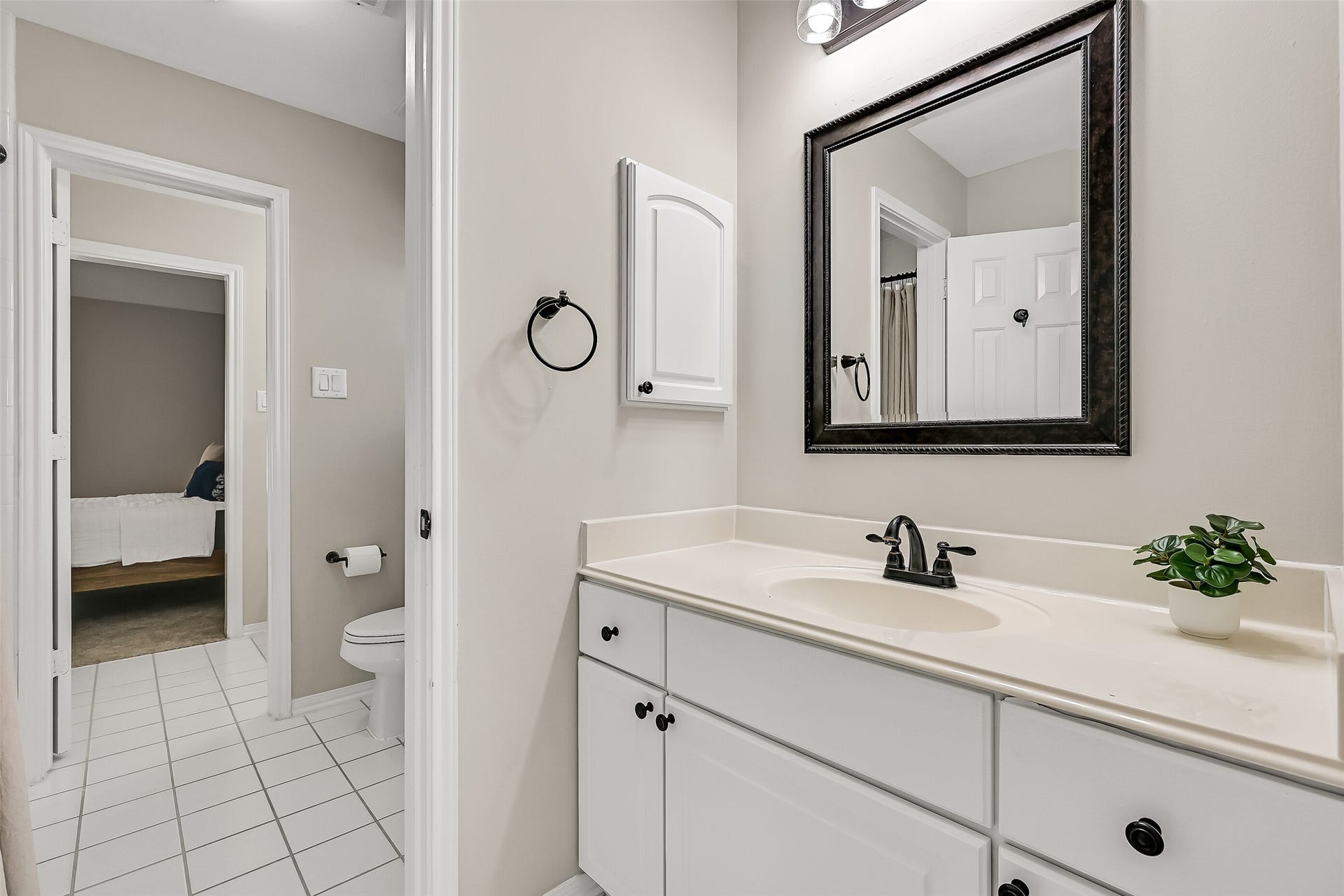 2505 Sarasota Drive, Friendswood, TX 77546 The convenient Jack & Jill bath connects two upstairs bedrooms and features separate vanity areas for added privacy and function. A shared central space includes the tub/shower and toilet, allowing both vanity areas to be used independently.