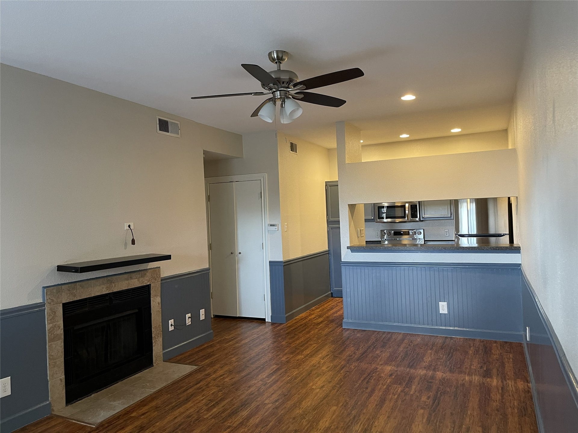 2121 El Paseo Street, #1511, Houston, TX 77054 The open layout flows seamlessly into the kitchen, with a breakfast bar that provides additional seating and a natural gathering spot for everyday living.