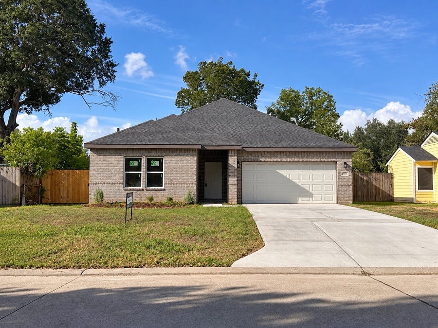 Property photo for 501 Briarwood Drive, Baytown, TX
