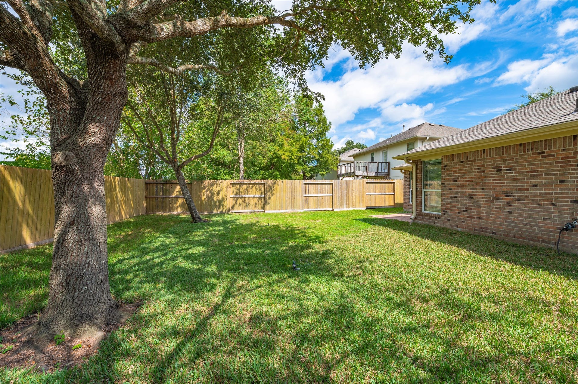 4337 Country Club Drive, Dickinson, TX 77539 Additional view of the large backyard.