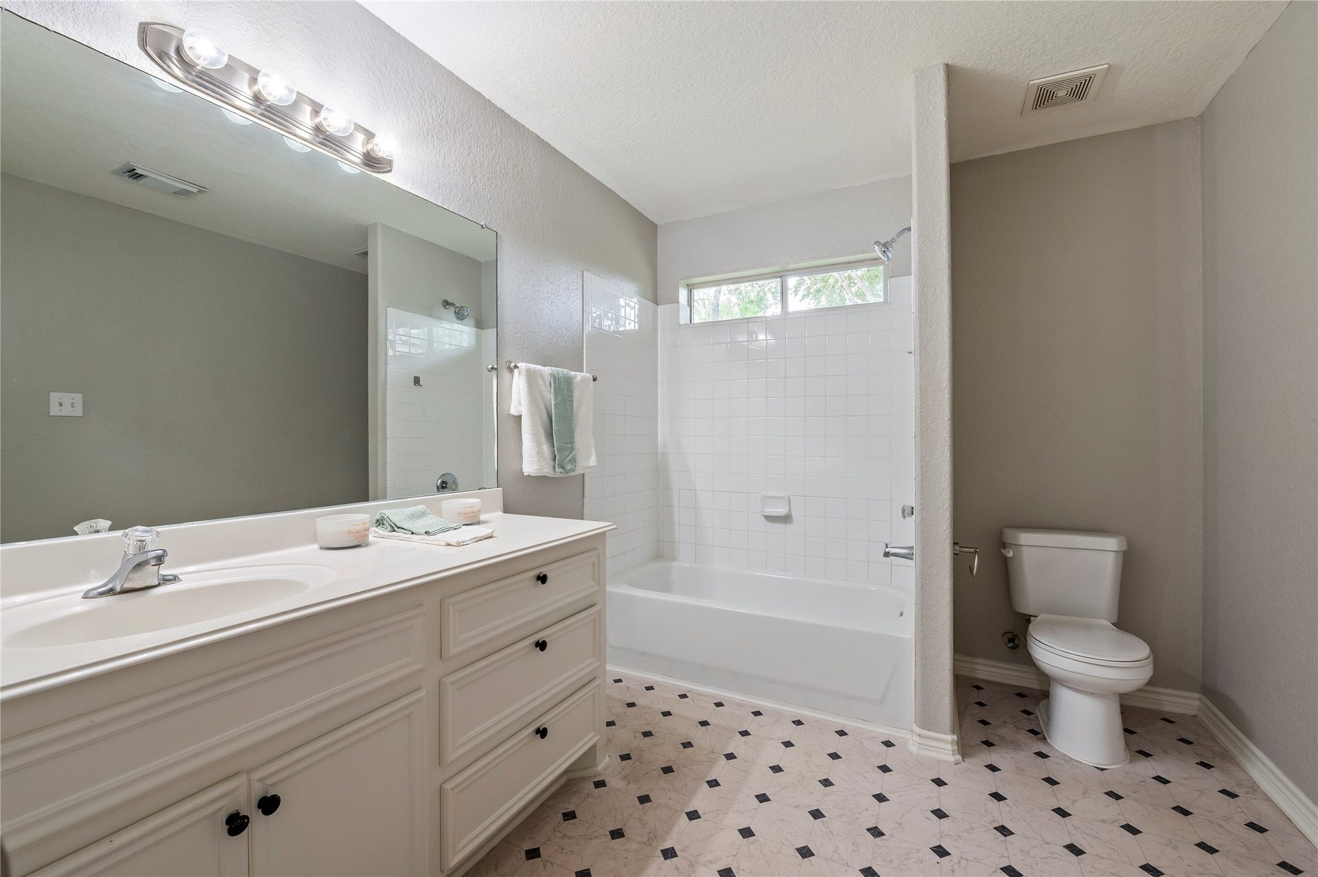 4337 Country Club Drive, Dickinson, TX 77539 Spacious primary bath with large vanity and shower/tub combo.