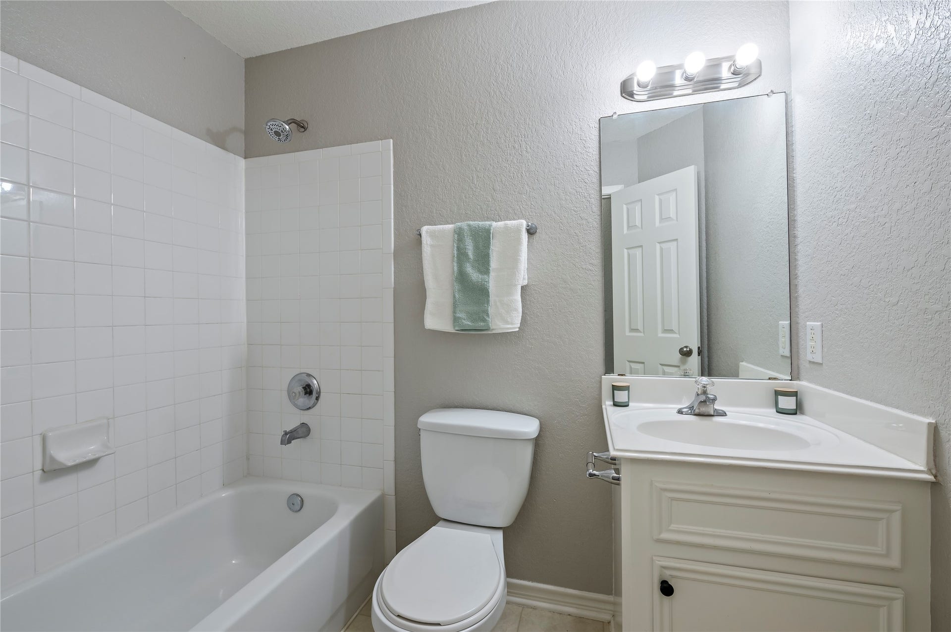 4337 Country Club Drive, Dickinson, TX 77539 2nd full bathroom shower/tub combo.