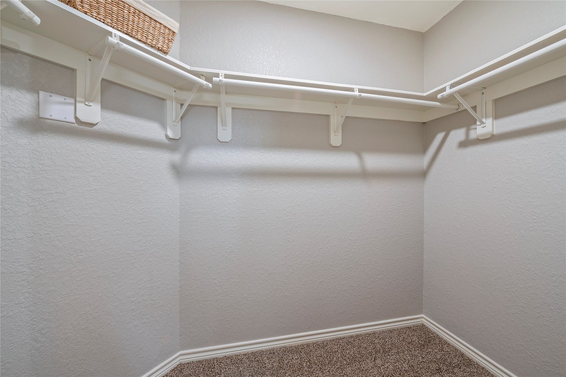 4337 Country Club Drive, Dickinson, TX 77539 Large walk in closet.