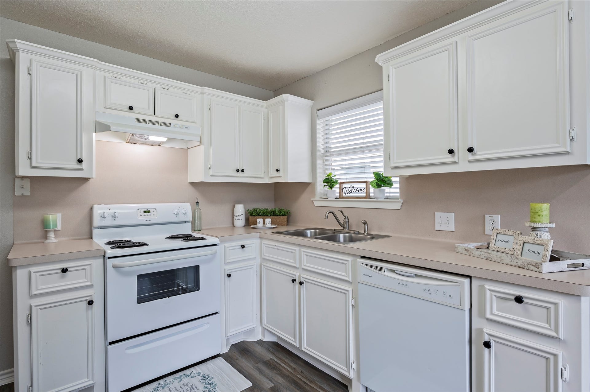 4337 Country Club Drive, Dickinson, TX 77539 Ample counter top space including stainless steel double sink.
