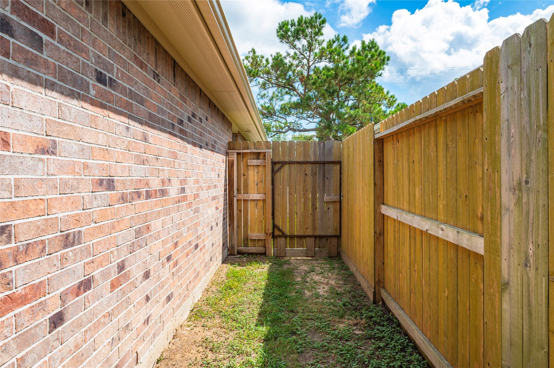 4337 Country Club Drive, Dickinson, TX 77539 Gate access from front to back yard.