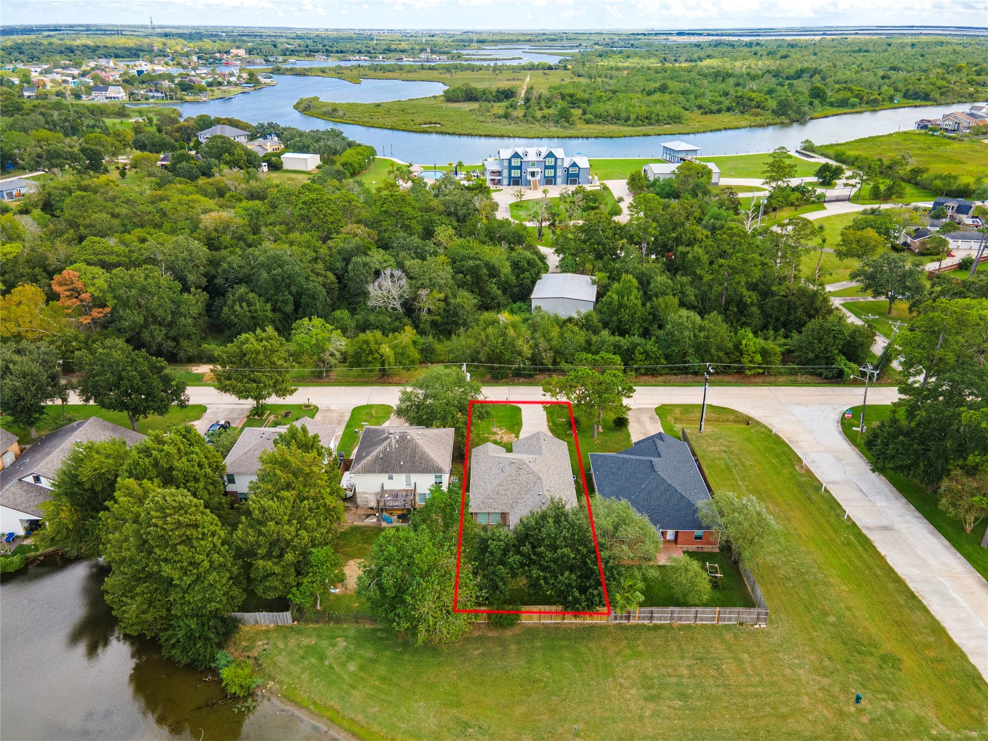 4337 Country Club Drive, Dickinson, TX 77539 Welcome to coastal living in Dickinson Texas. Beautiful bayou surroundings in the area.