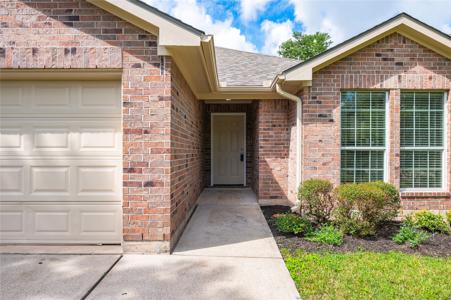 4337 Country Club Drive, Dickinson, TX 77539 Walkway leading up to the front door entryway.