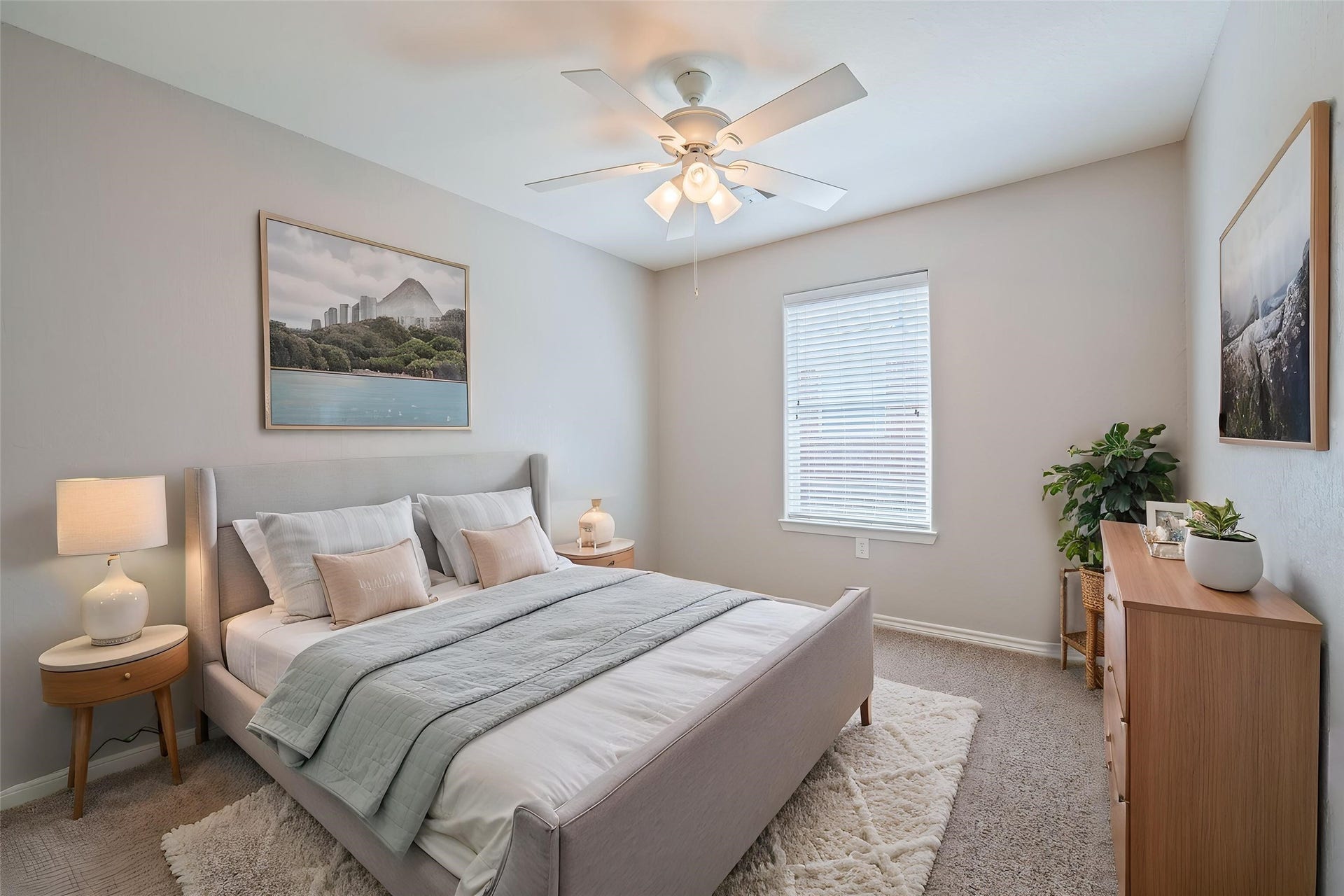 4337 Country Club Drive, Dickinson, TX 77539 2nd bedroom with ceiling fan. Virtually staged.
