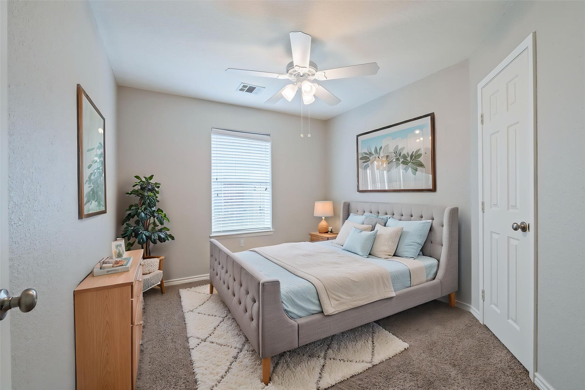 4337 Country Club Drive, Dickinson, TX 77539 Virtually staged 3rd bedroom with ceiling fan.