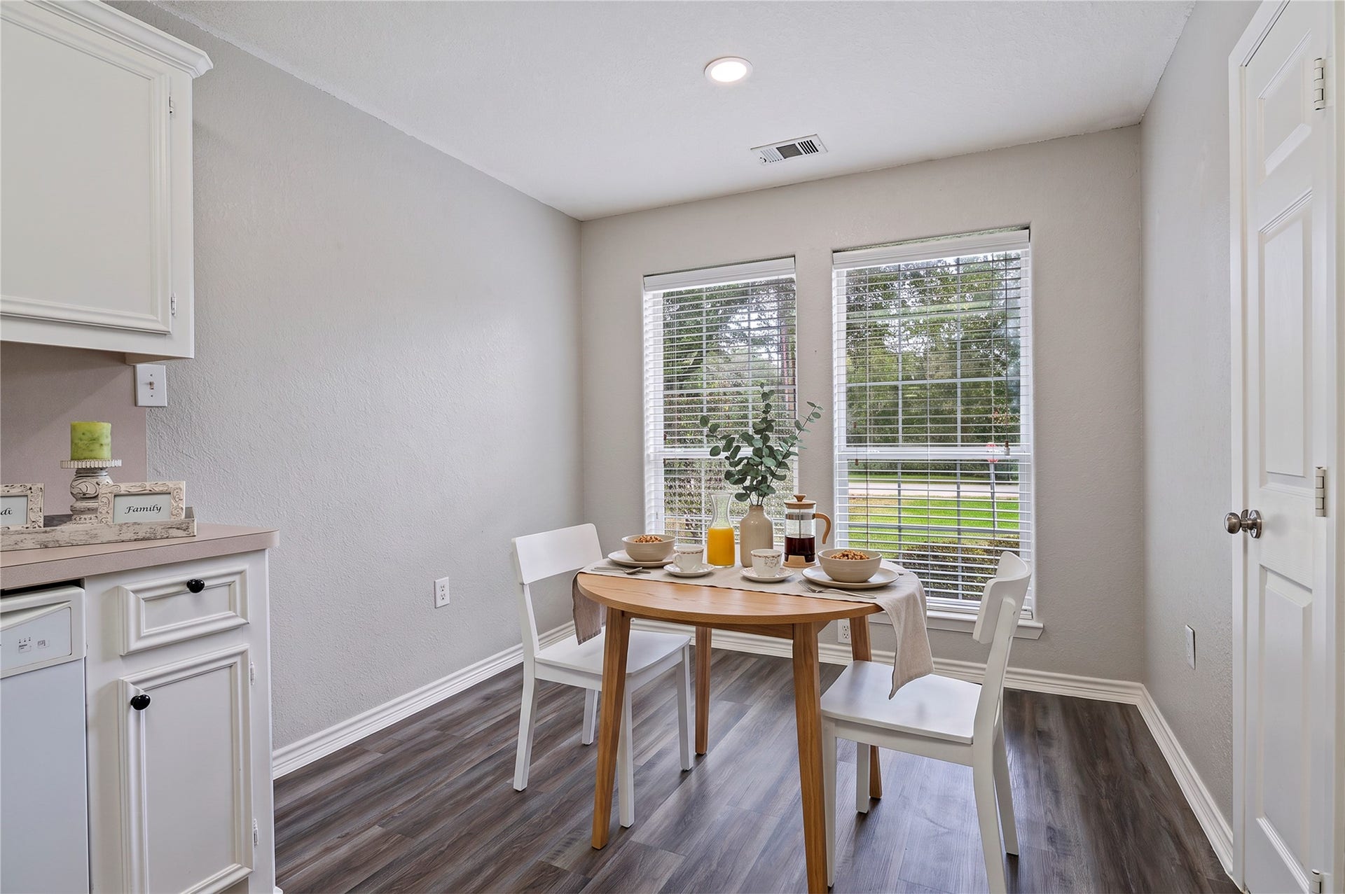 4337 Country Club Drive, Dickinson, TX 77539 Virtually staged breakfast area with views of the front yard.