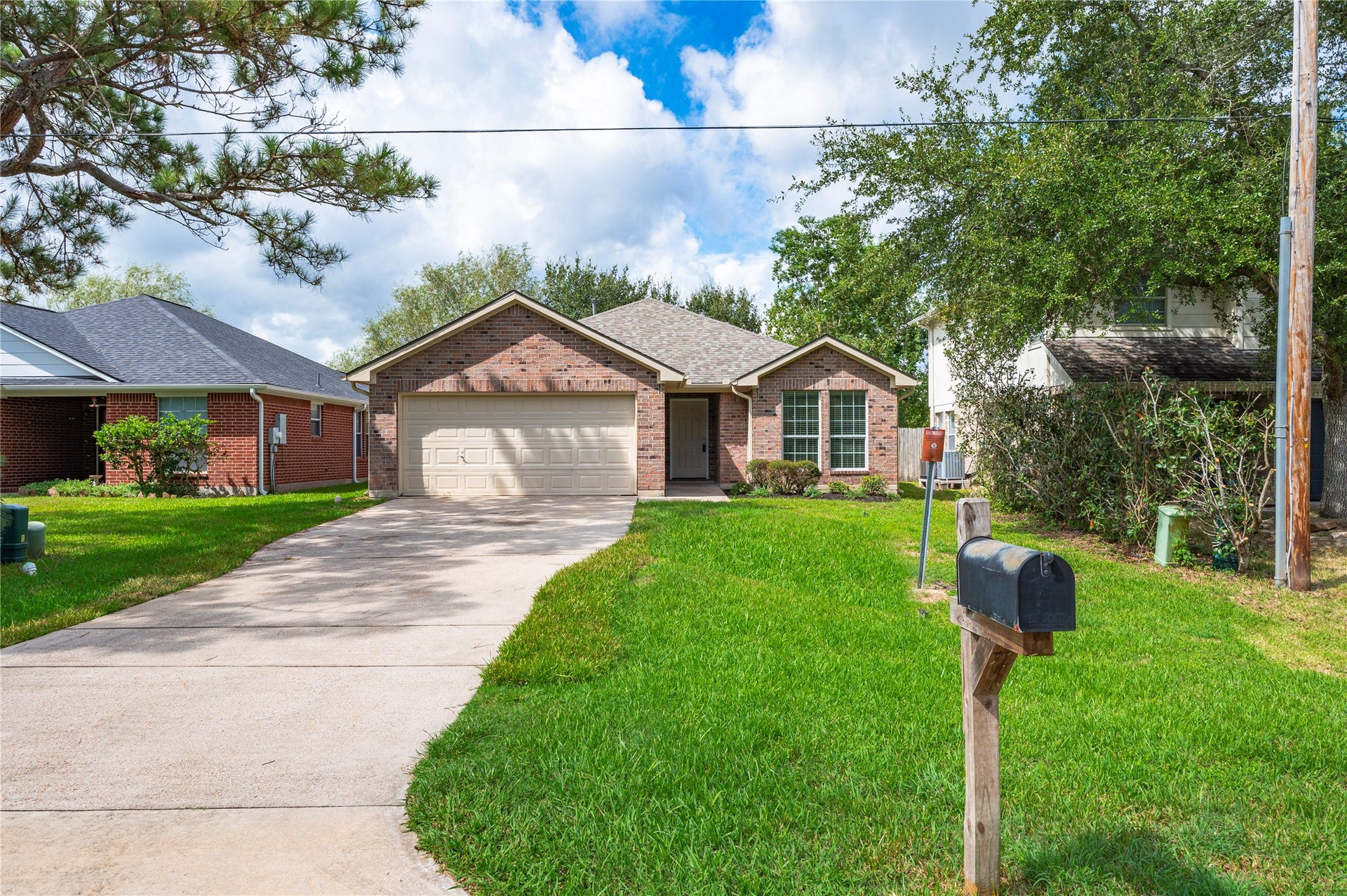 4337 Country Club Drive, Dickinson, TX 77539 Charming 3 bedroom 2 bath home located on quiet Country Club Drive.