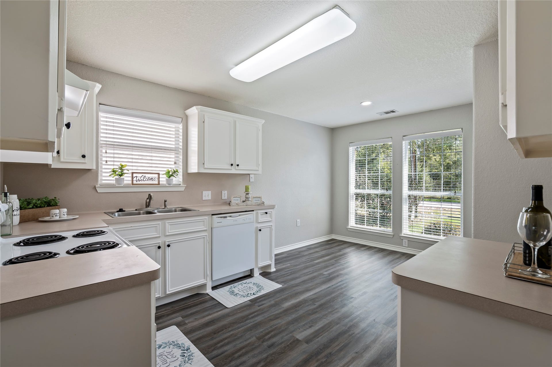4337 Country Club Drive, Dickinson, TX 77539 Beautiful and spacious kitchen and breafkfast area.